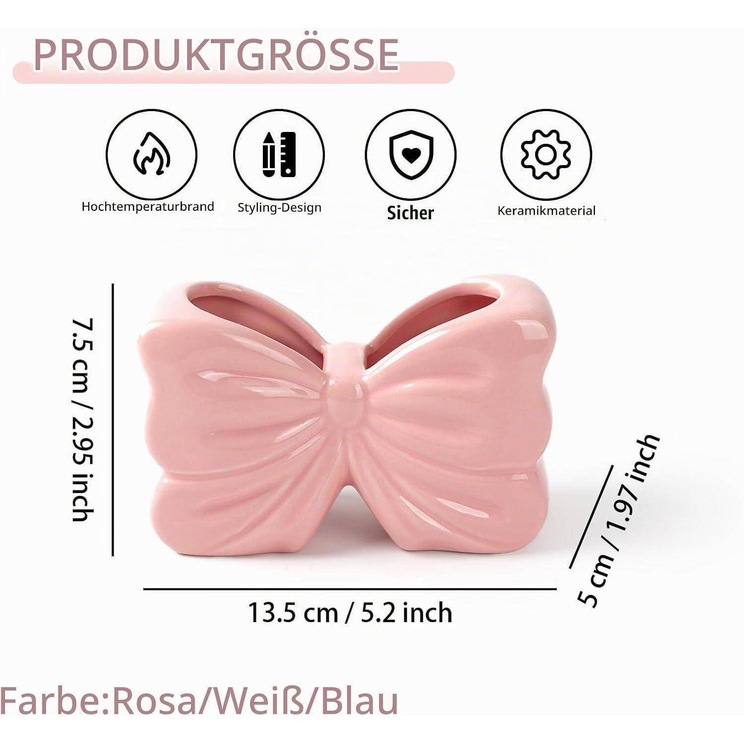Produktgrößen-Grafik für einen schmetterlingsförmigen Keramikbehälter in Pink, mit Abmessungen 13,5 cm breit, 7,5 cm hoch, 5 cm tief, mit Farboptionen Rosa/Weiß/Blau.