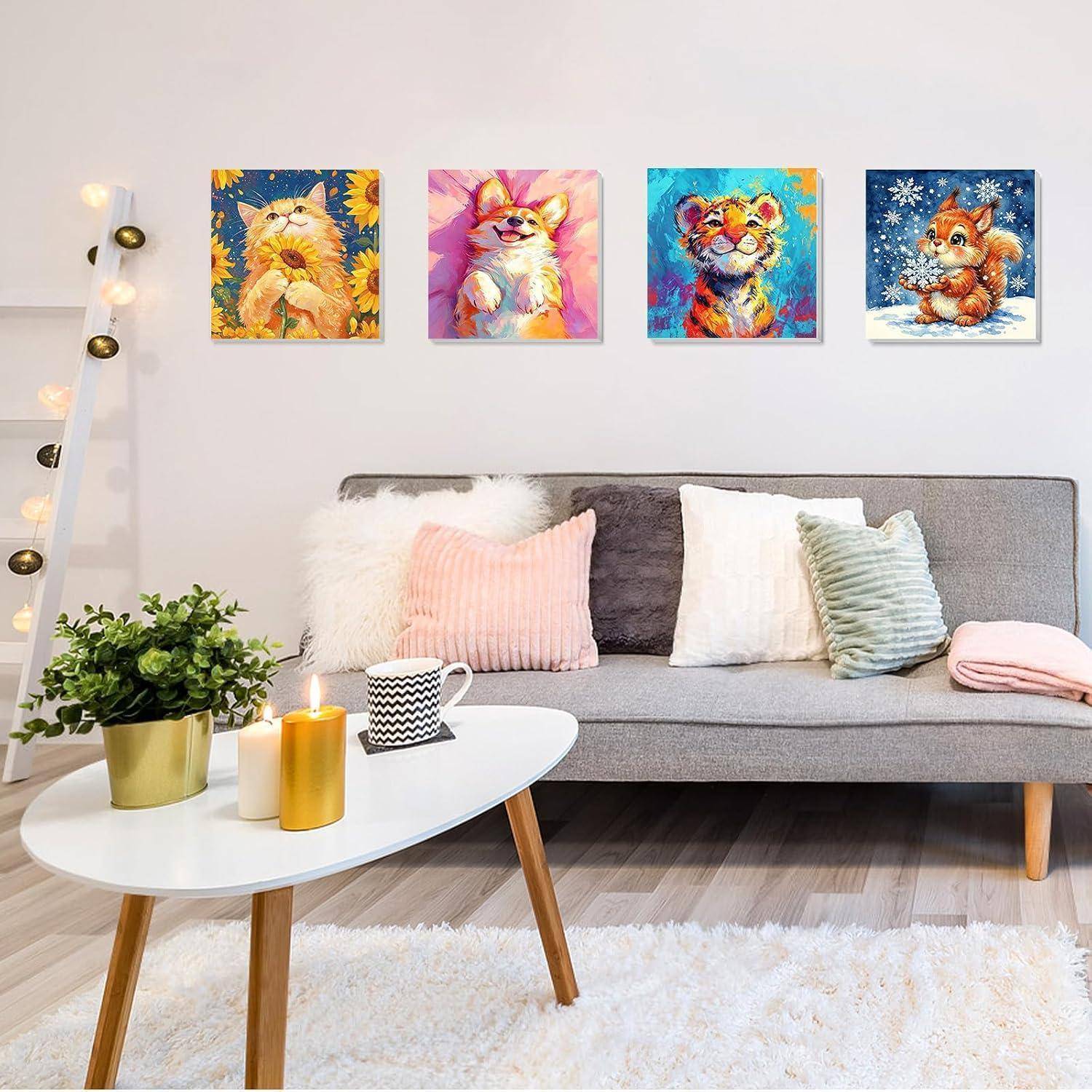 Ein gemütliches Wohnzimmer mit einem grauen Sofa, ovalem Couchtisch und Katzen-Wandkunst über dem Sofa.