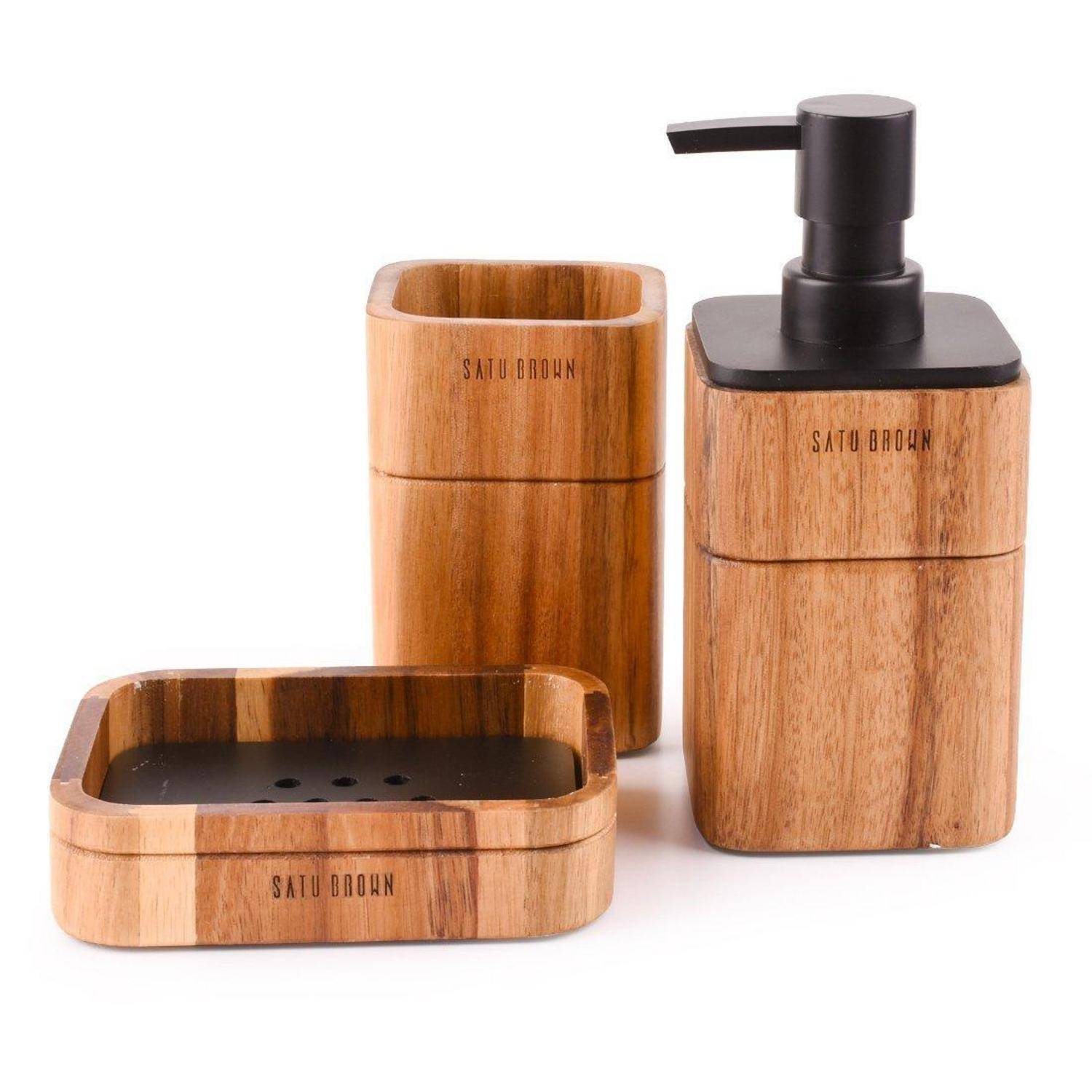 Holzaccessoire-Set für das Badezimmer mit einem Seifenspender, einem offenen Behälter und einem Tablett, jedes mit der Aufschrift „SATO BROWN