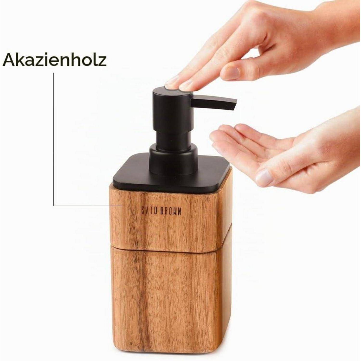 Hand mit einem Holzseifenspender aus Akazienholz mit der Aufschrift „Akazienholz