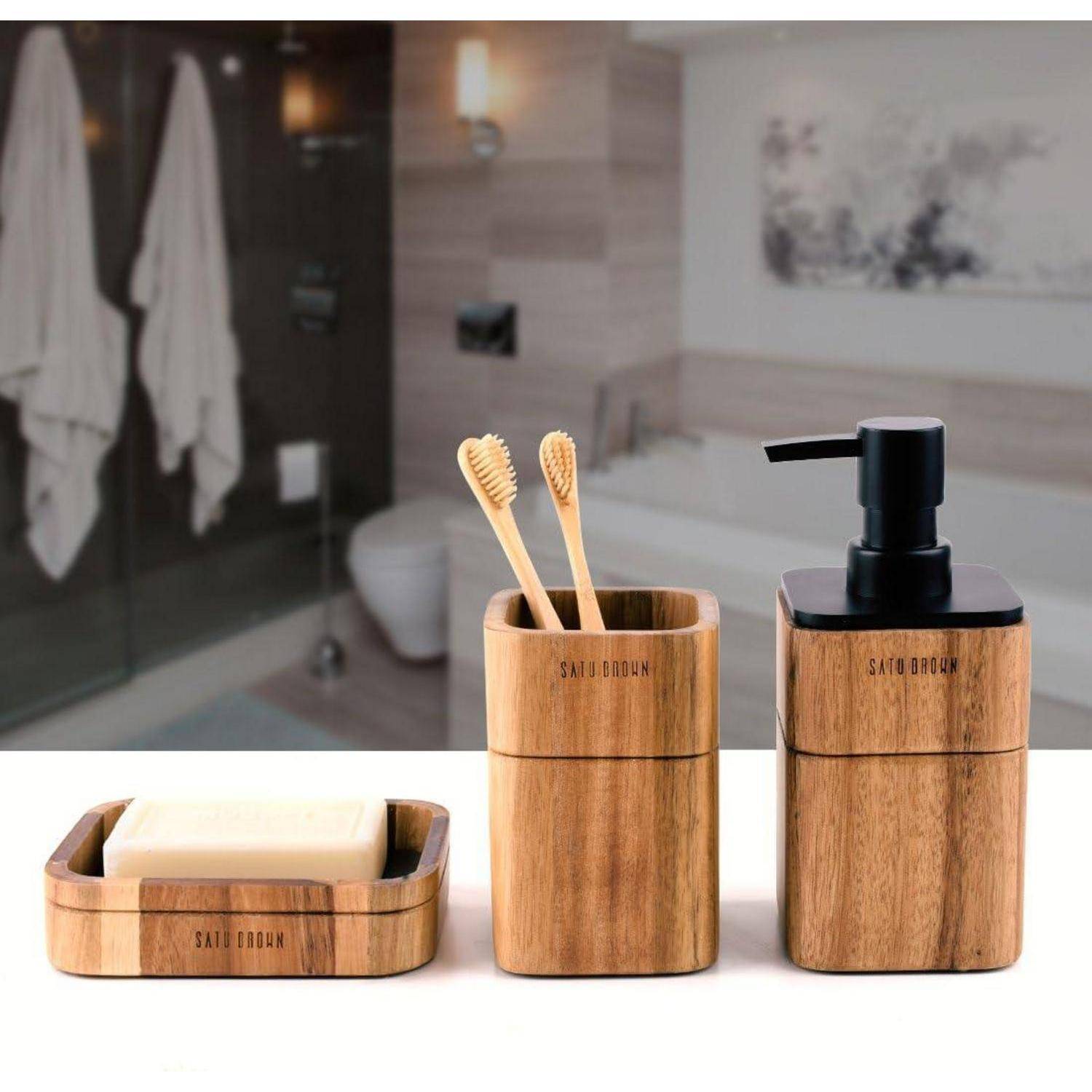 Holzerner Badezimmer-Accessoire-Set mit Seifenschale, Zahnbürstenhalter und Pumpenspender auf einer Arbeitsplatte in einem modernen Badezimmer.