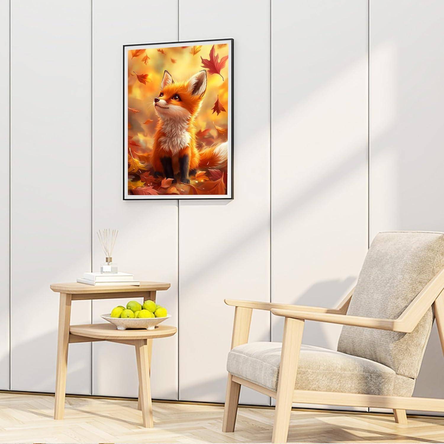 Gerahmtes Fuchs-Kunstwerk über einem kleinen Beistelltisch mit grünen Äpfeln neben einem beigefarbenen Sessel in einem hellen minimalistischen Zimmer.