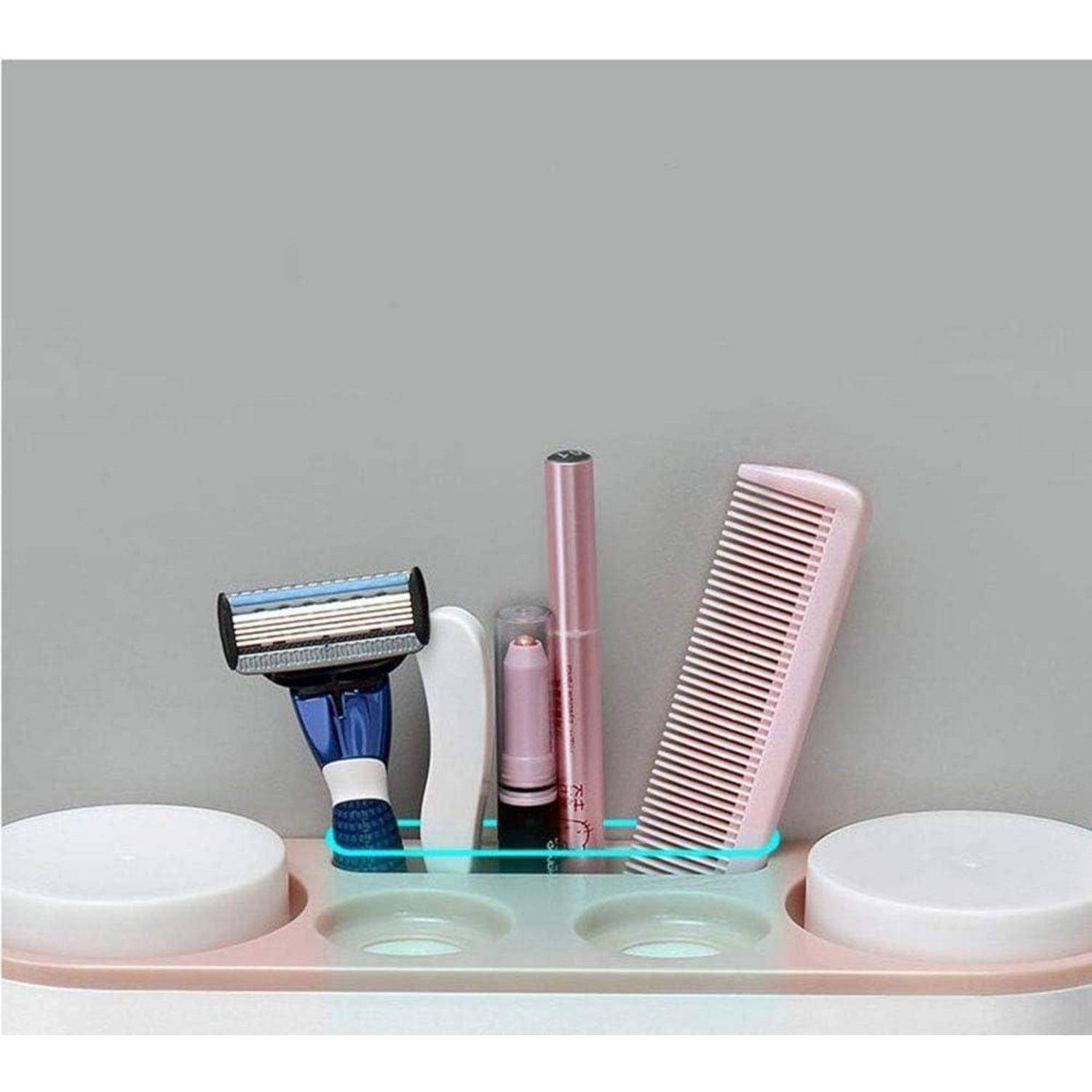 Ein Badezimmer-Organizer hält einen Rasierer, eine Zahnbürste, Mascara, Lippenbalsam und einen Kamm zwischen zwei weißen Behältern.