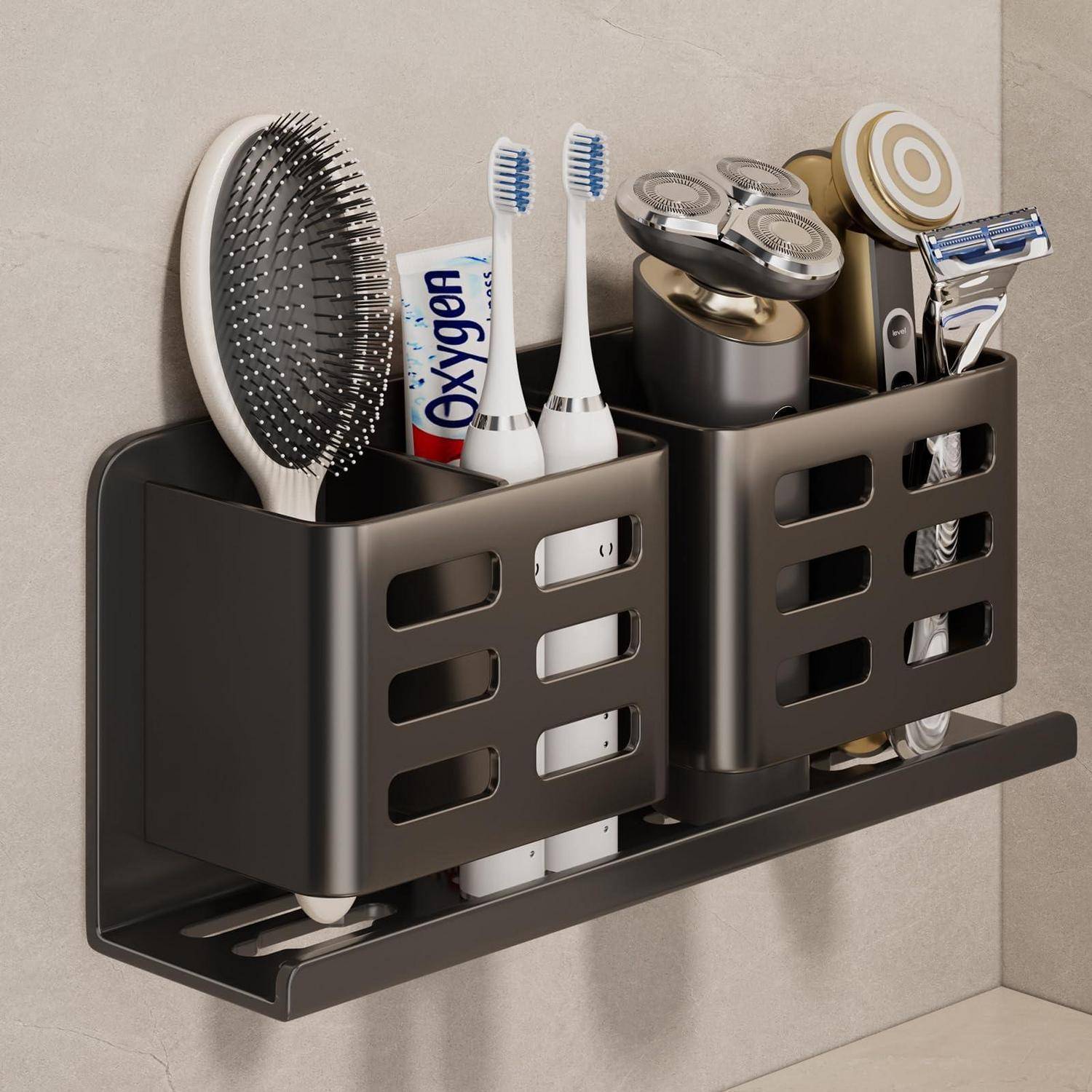 An der Wand montierter Badorganizer mit einer Haarbürste, zwei Zahnbürsten, Zahnpasta, elektrischem Rasierer und anderen Pflegeprodukten.