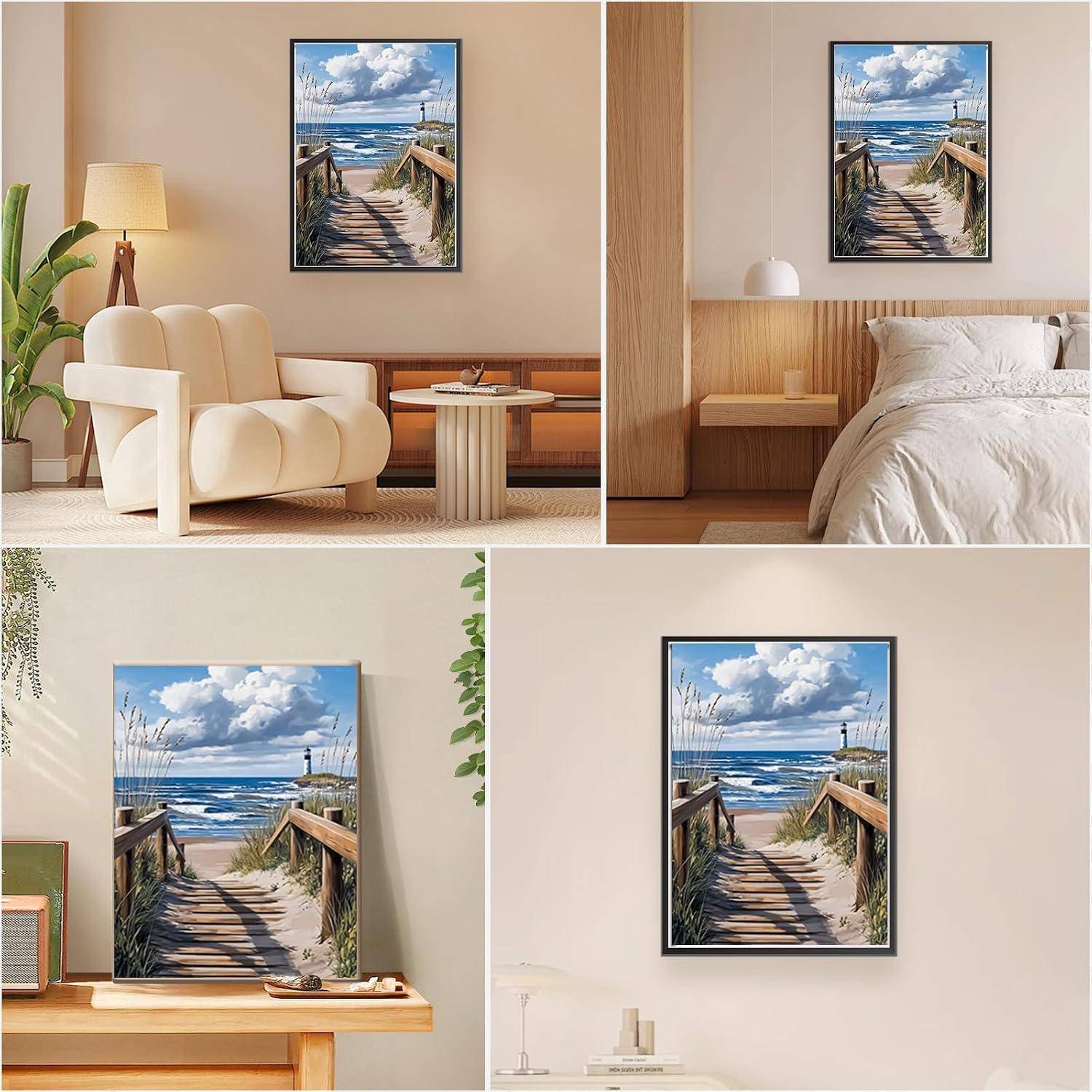 Collage eines gerahmten Gemäldes einer Strandpromenade, das in vier minimalistischen Innenräumen präsentiert wird: Wohnzimmer, Schlafzimmer, Regal und Wanddekoration.
