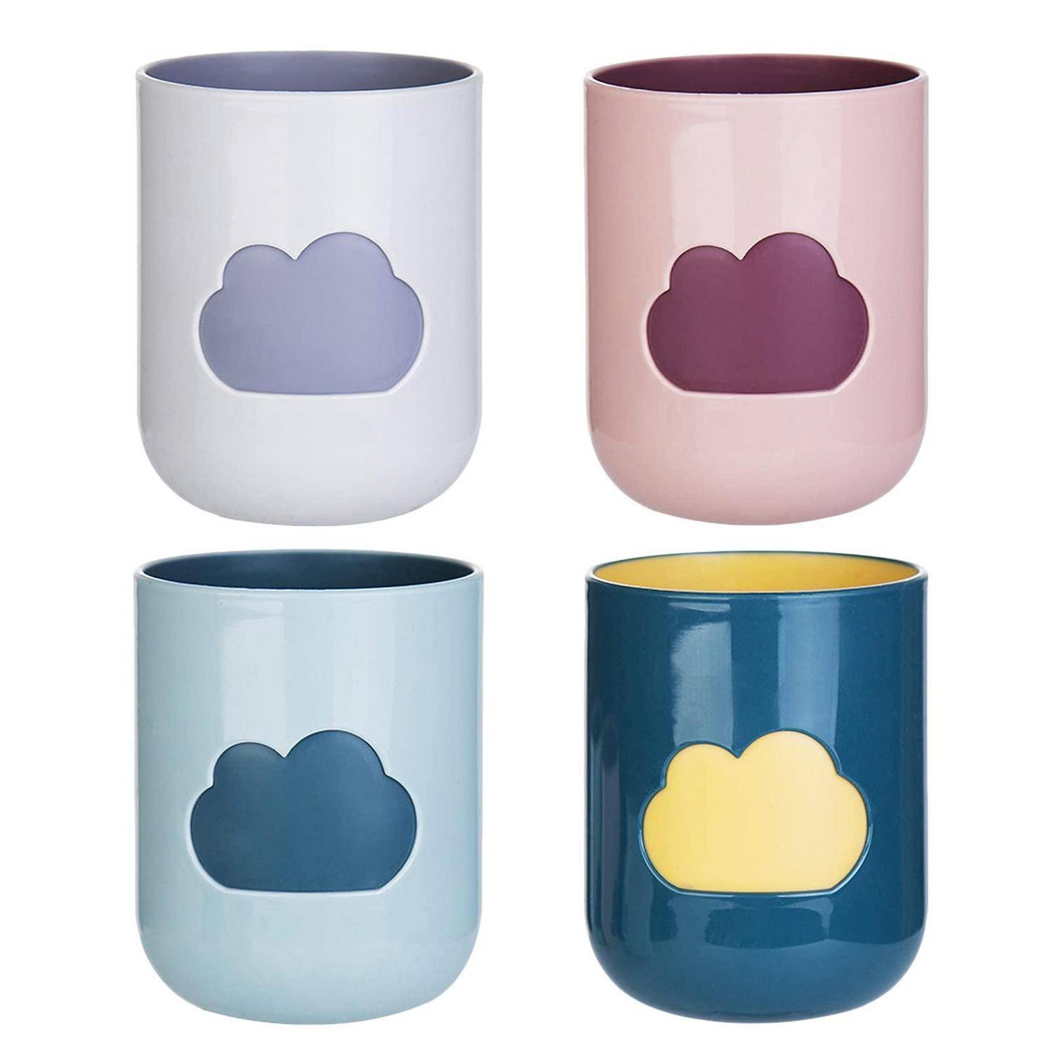 Vier pastellfarbene Keramiktassen mit wolkenförmigen Ausschnitten in Weiß, Rosa, Hellblau und Dunkelblau.