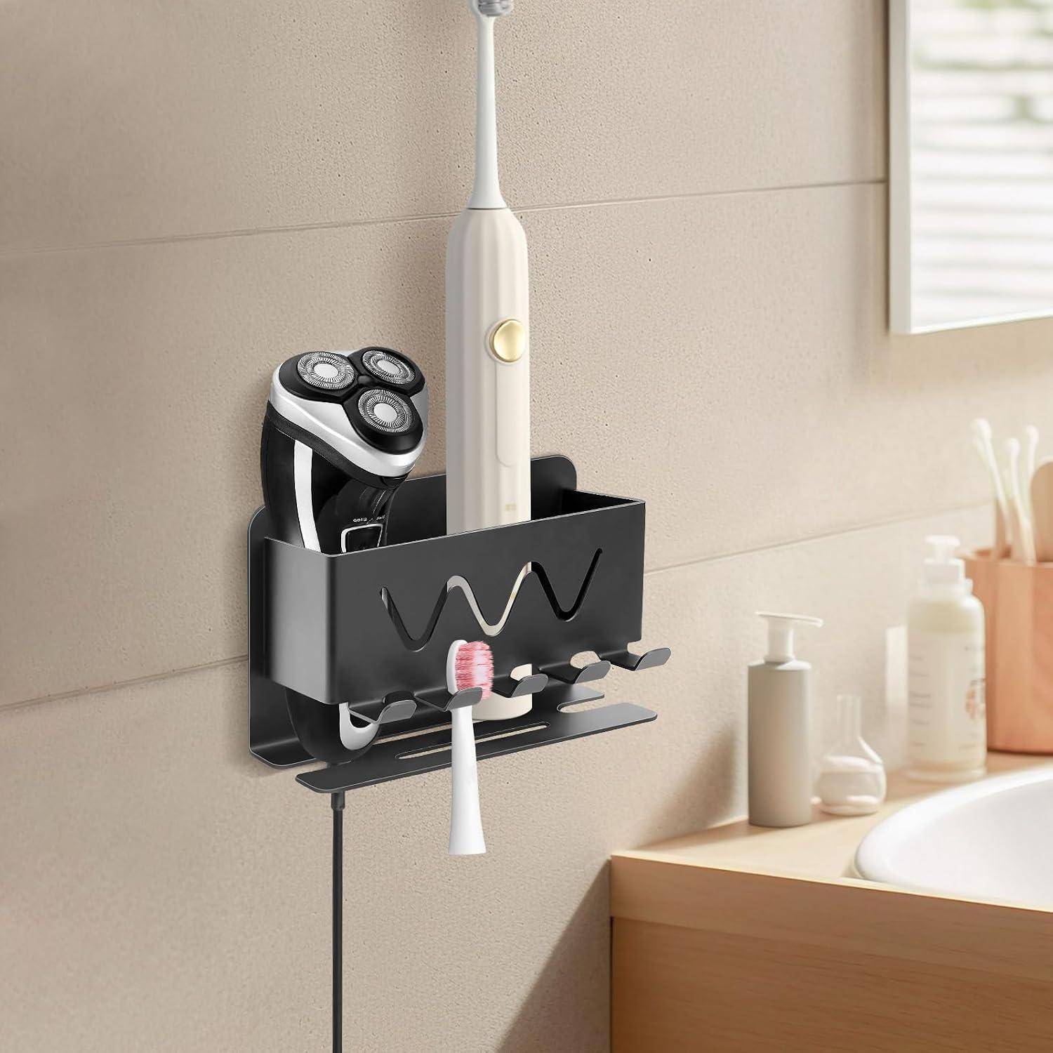 Wandmontierter Badorganizer mit Halterung für eine elektrische Zahnbürste und einen elektrischen Rasierer, mit Haken für kleine Accessoires, neben einem Waschbecken.