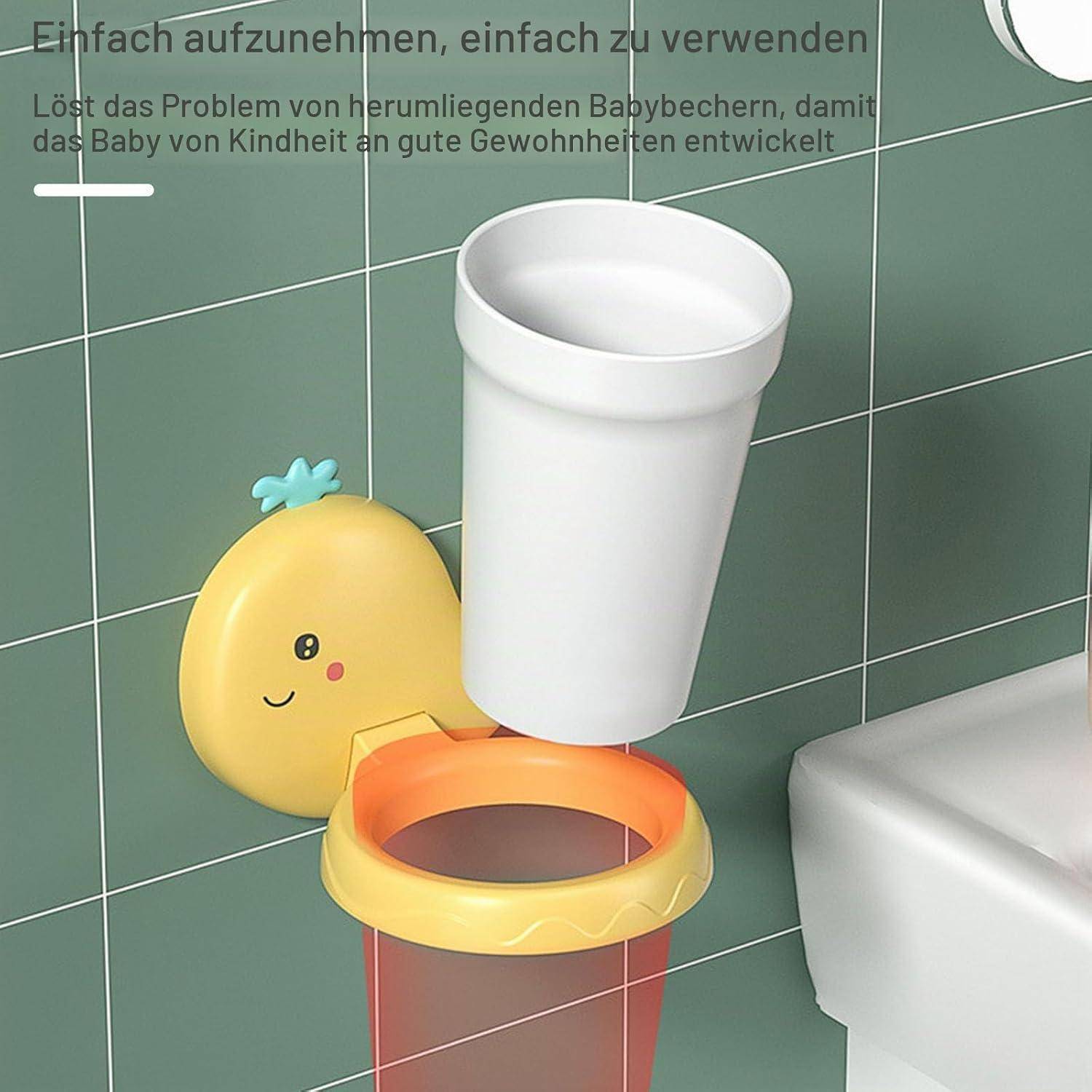 Wandmontierter Babytassenhalter mit einem ananasförmigen Haken, der eine weiße Tasse an einer gekachelten Badezimmerwand hält.