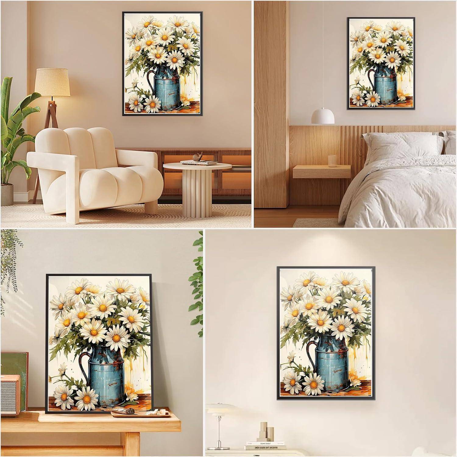 Gerahmtes Gemälde weißer Gänseblümchen in einer blauen Vase, das in vier modernen Innenräumen angezeigt wird: Wohnzimmer, Schlafzimmer und zwei Beispiele für Wanddekoration.