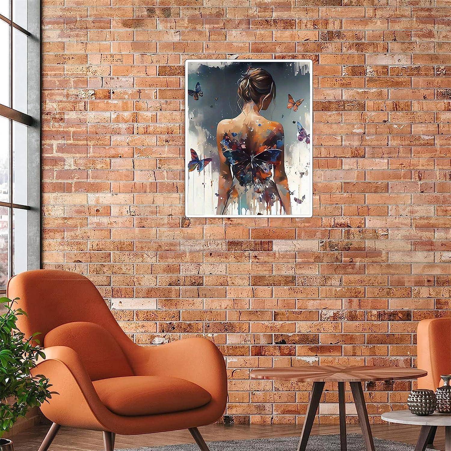 Modernes Wohnzimmer mit orangefarbenen Loungesesseln, einem kleinen Holztisch und einem schmetterlingsthematischen Gemälde an einer Backsteinwand.