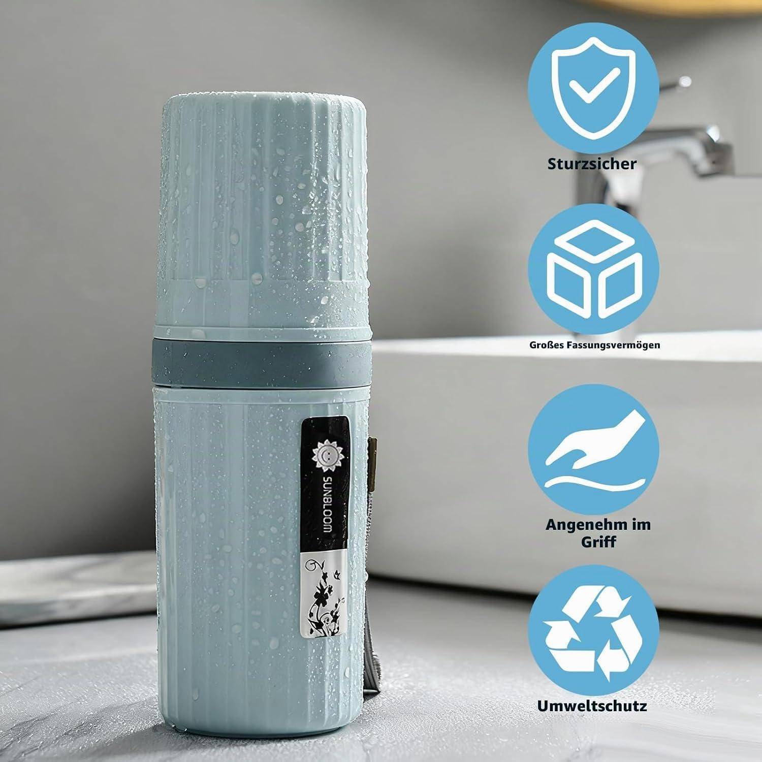 Eine mattierte hellblaue isolierte Flasche mit Riemen steht auf einer Badezimmerablage, neben Symbolen und deutschen Beschriftungen für bruchsicher, große Kapazität, komfortabler Griff und Umweltschutz.