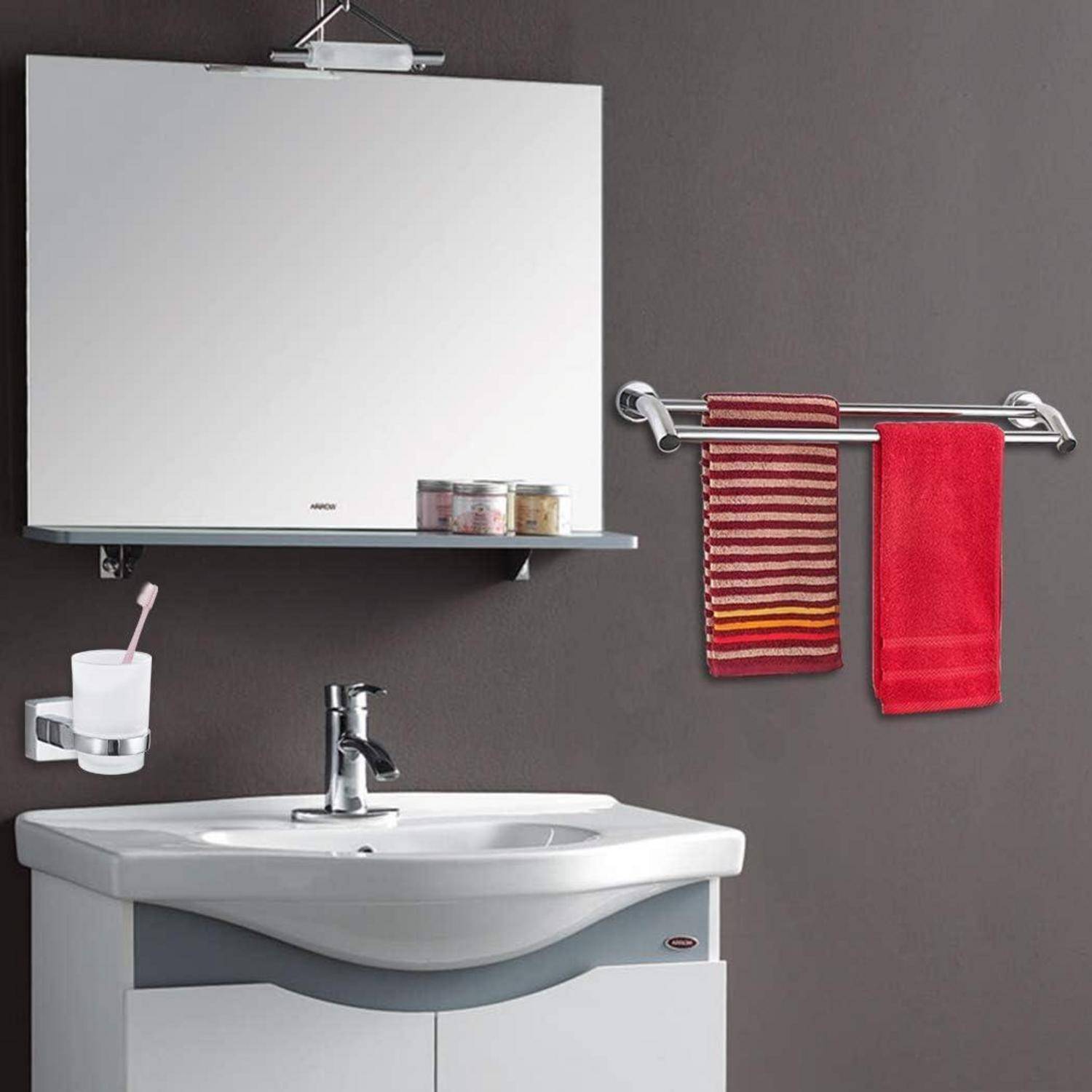 Modernes Badezimmer-Waschtisch mit weißem Waschbecken und Spiegelschrank, plus Handtuchhalter mit gestreiftem Handtuch und rotem Handtuch an einer dunklen Wand.