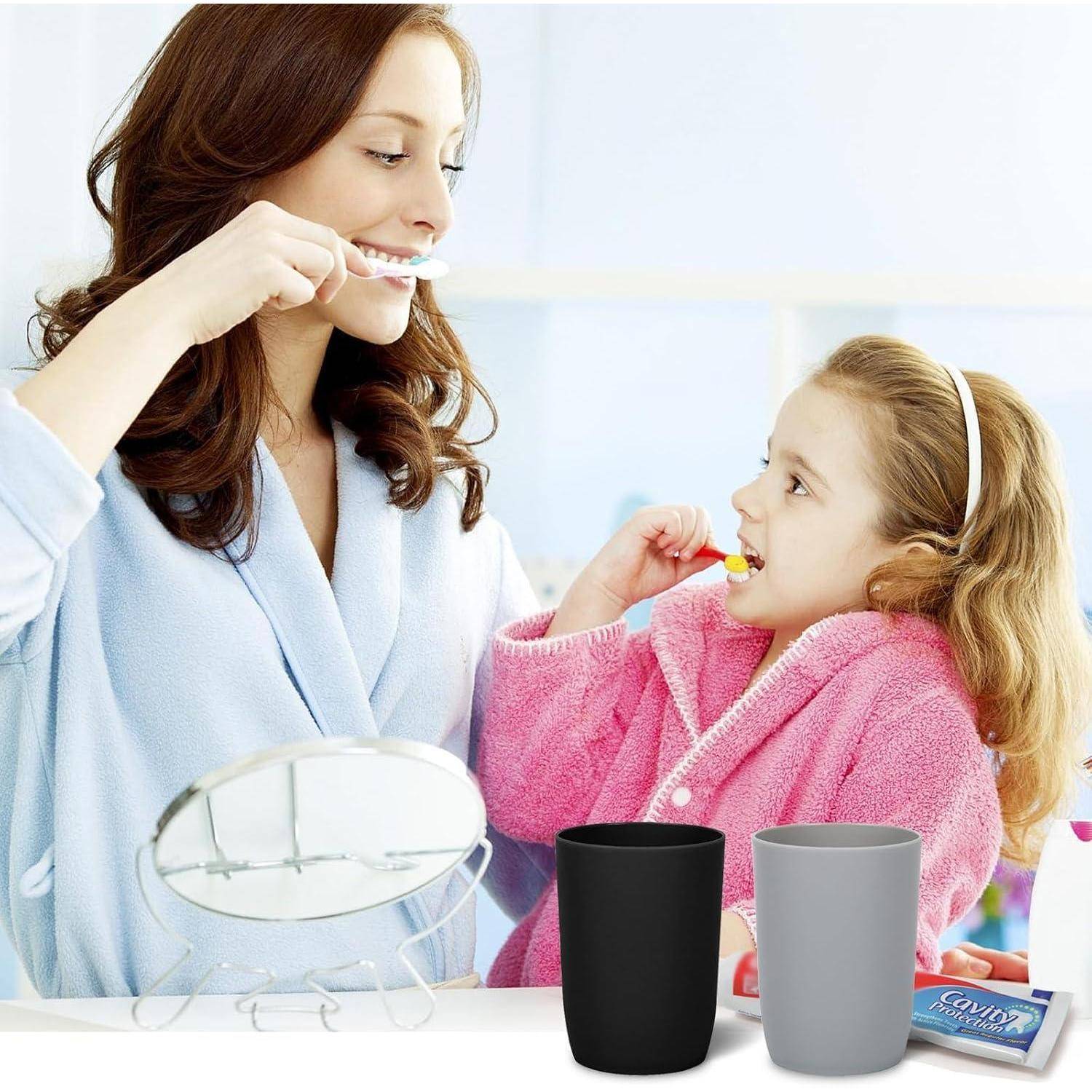 Eine Mutter und Tochter in Bademänteln putzen sich gemeinsam im Badezimmer die Zähne, wobei Zahnpastaprodukte im Vordergrund ausgestellt sind.
