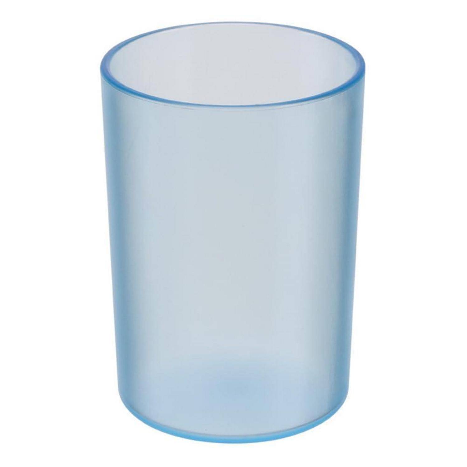 Blauer durchscheinender Kunststoffbecher auf weißem Hintergrund.