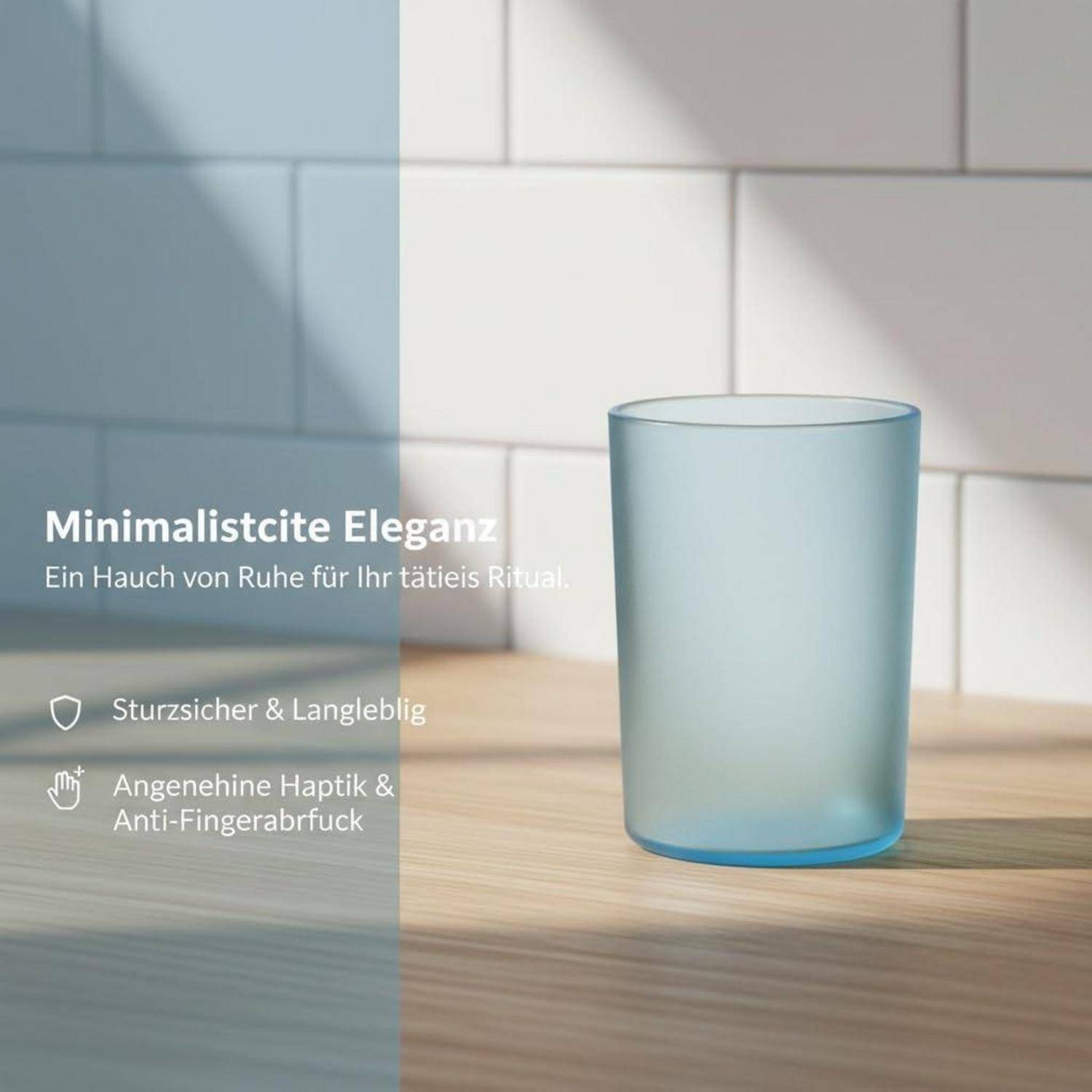 Blaugetontes Trinkglas mit Mattglasfinish auf einer Holzoberfläche vor einer gekachelten Wand; Overlaytext besagt „Minimalistische Eleganz