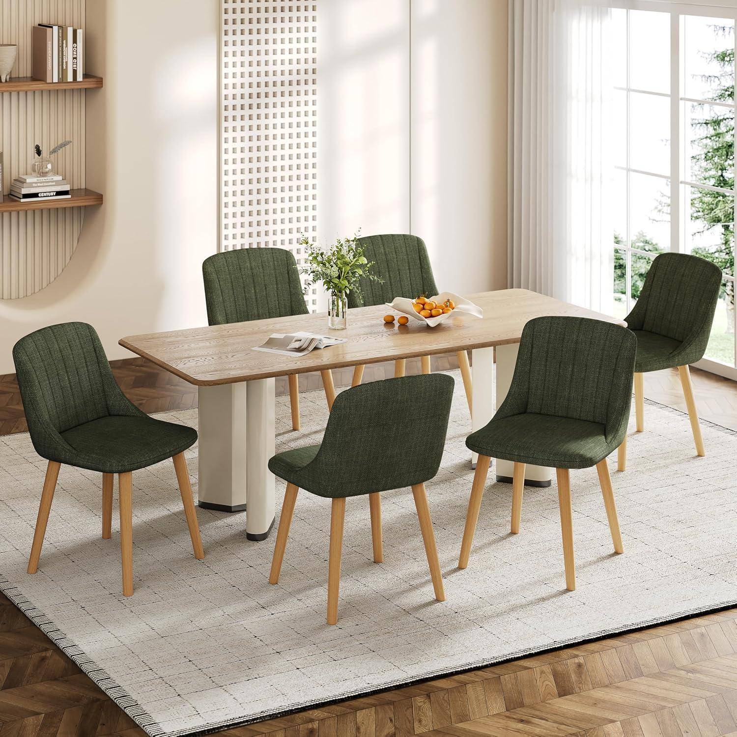 Modernes Esszimmer mit einem rechteckigen Tisch aus hellem Holz, sechs dunkelgrünen gepolsterten Stühlen, einem Teppich und einer hellen Fensterkulisse im Hintergrund.