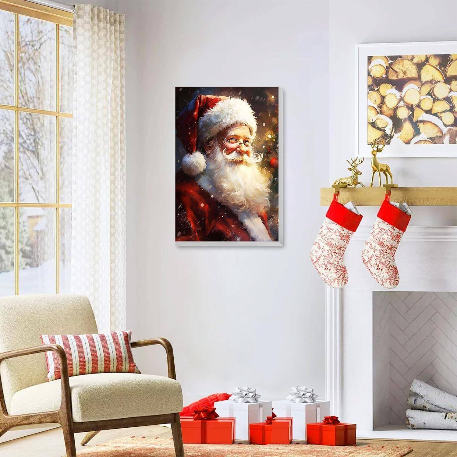 Festliches Wohnzimmer mit Weihnachtsmannporträt, Weihnachtsstrümpfen auf dem Kaminsims, eingepackten Geschenken auf dem Boden und saisonaler Dekoration am Kamin.