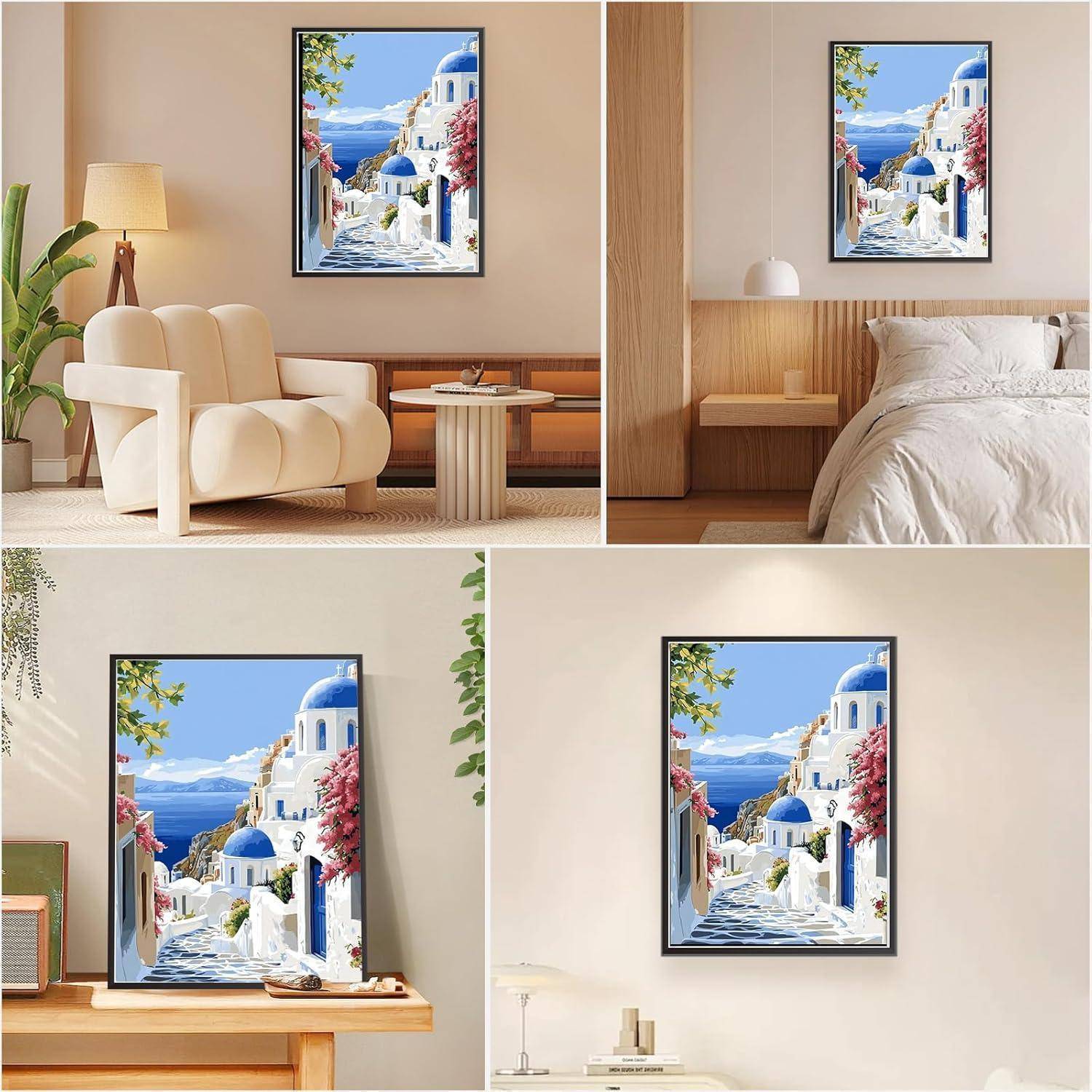 Vier Innenraum-Mockups zeigen einen gerahmten Druck einer Straße in Santorini an der Küste in einem Wohnzimmer, Schlafzimmer und Arbeitsbereich an beigen Wänden.