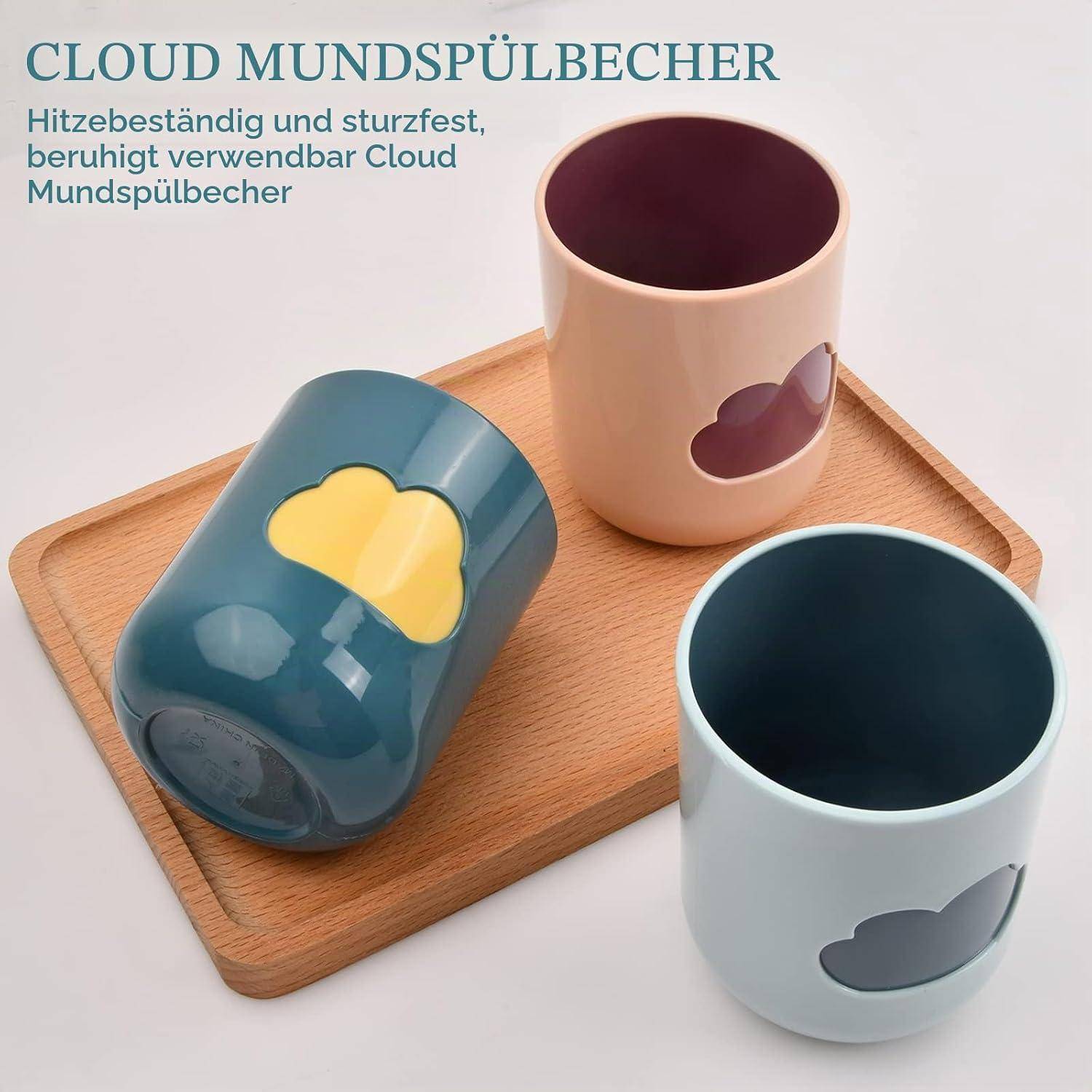 Drei wolkenförmige Becher auf einem Holztablett, mit der Bezeichnung „CLOUD MUNDSPÜLBECHER