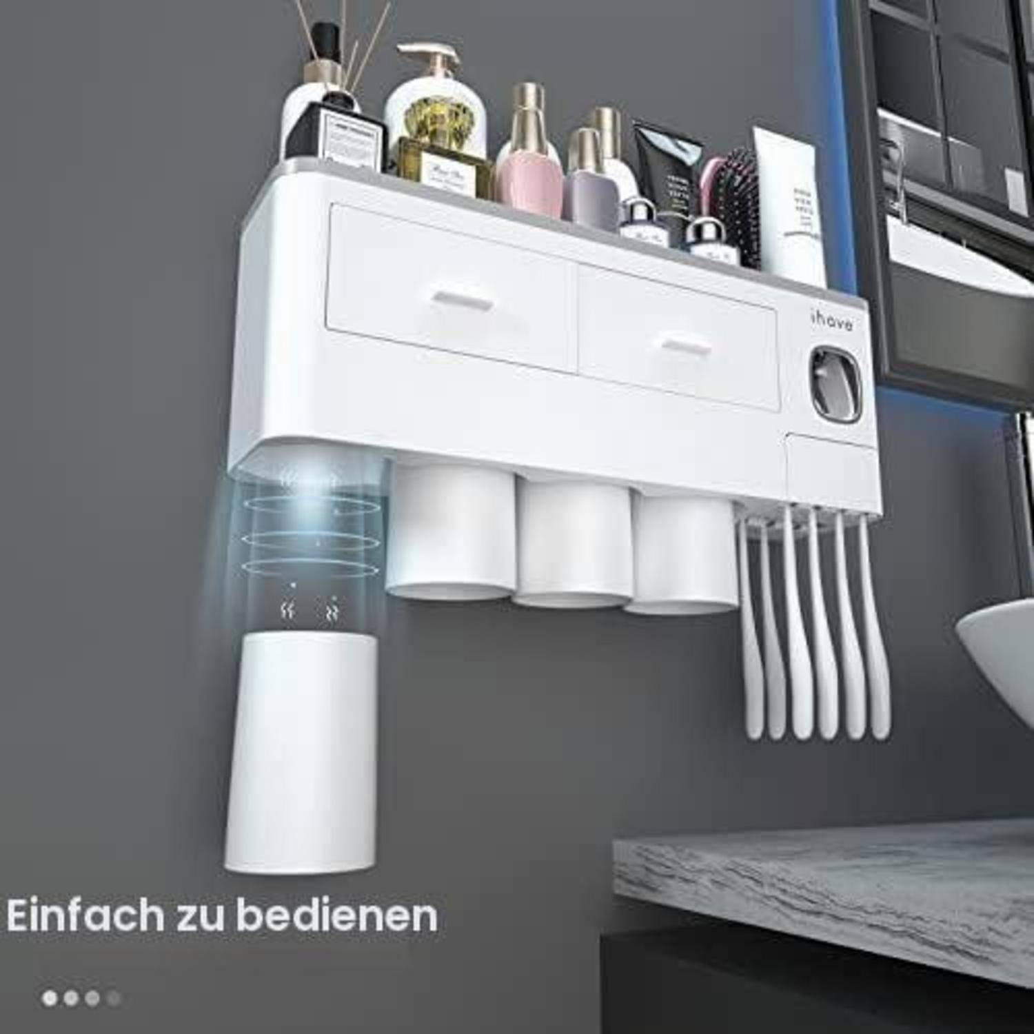 Wandmontierter Badezimmorganizer mit Regalen, Schubladen, Zahnbursthaltern und einem Saugnapf-Becher; Text sagt 
