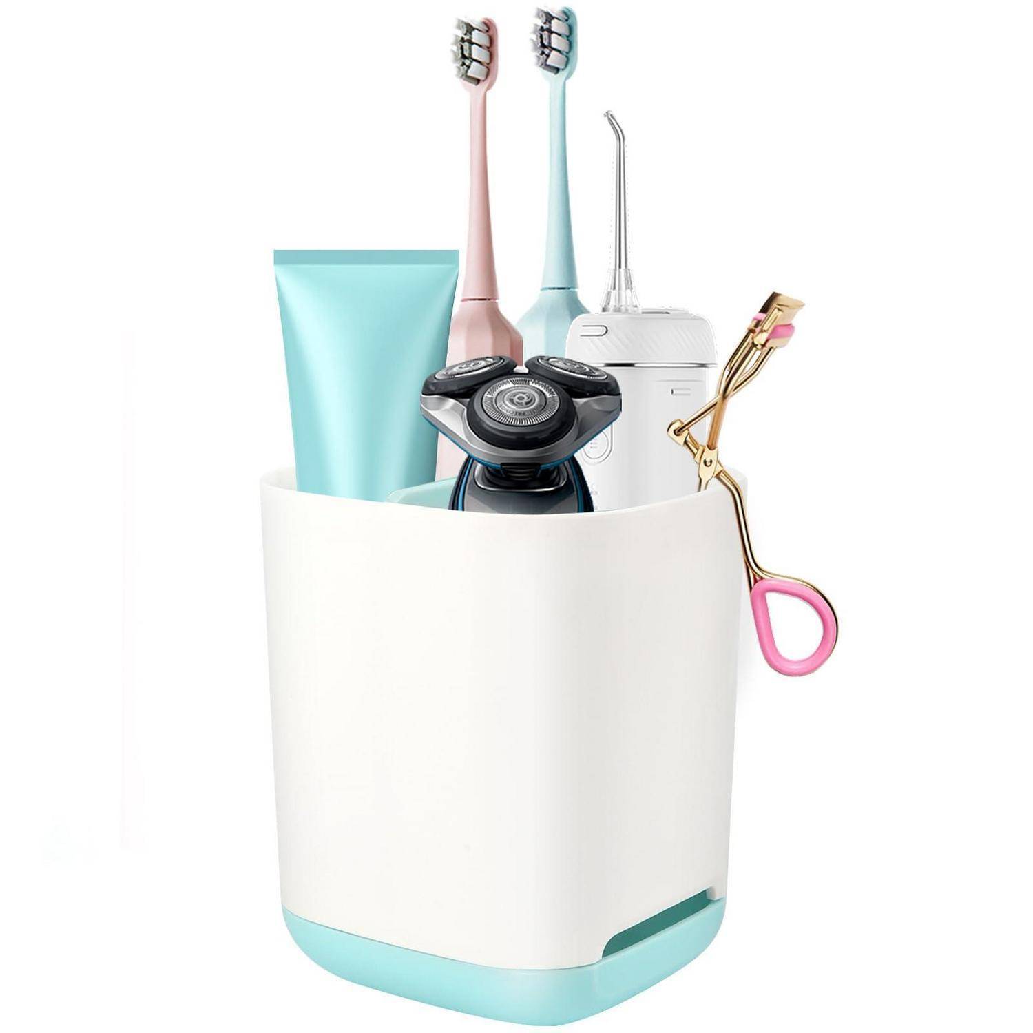 Badezimmer-Arbeitsplatte-Organizer mit zwei elektrischen Zahnbürsten, einer Zahnpastatube, einem elektrischen Rasierer, einer Munddusche und einer Wimpernzange.