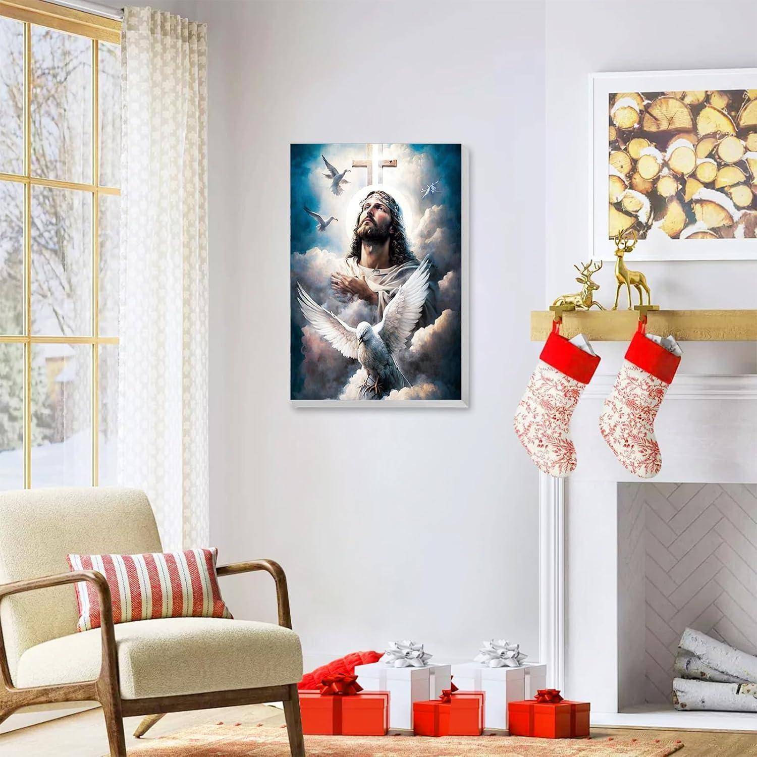 Gemütliches Wohnzimmer mit einem gerahmten religiösen Kunstwerk über dem Kamin, Weihnachtsstrümpfe auf dem Kaminsims, eingepackte Geschenke darunter und einem beigen Sessel am Fenster.