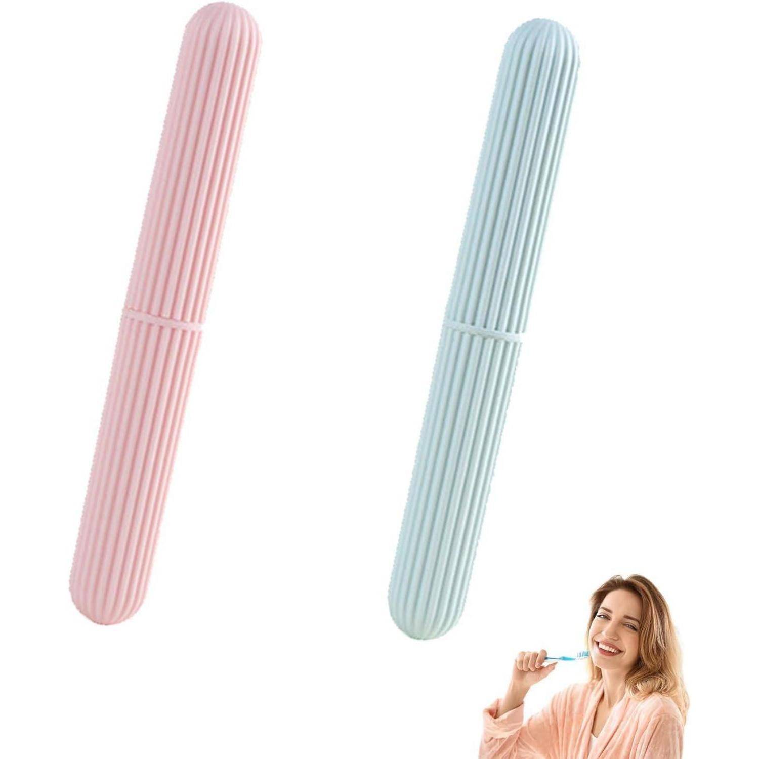 Zwei gerippte Silikonzahnbürstenhüllen, eine rosa und eine hellblau, neben einer Frau zu sehen, die sich die Zähne putzt.