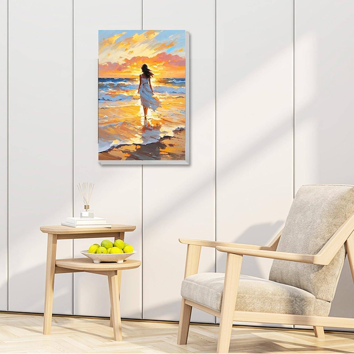 Minimalistes Wohnzimmer mit einem beigen Sessel, einem Beistelltisch und einem Gemälde mit Strandsonnenuntergang an der Wand.