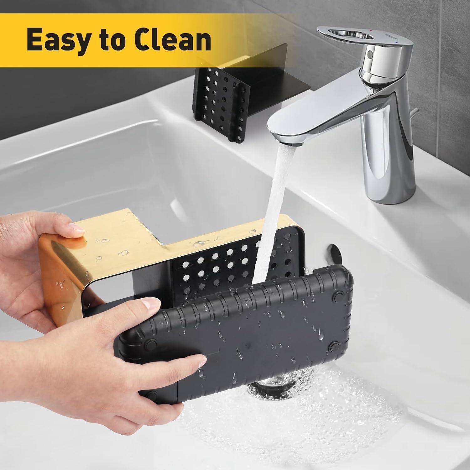 Hände waschen ein schwarzes und goldenes Badezimmer-Tablett unter fließendem Wasser und zeigen, dass es leicht zu reinigen ist.