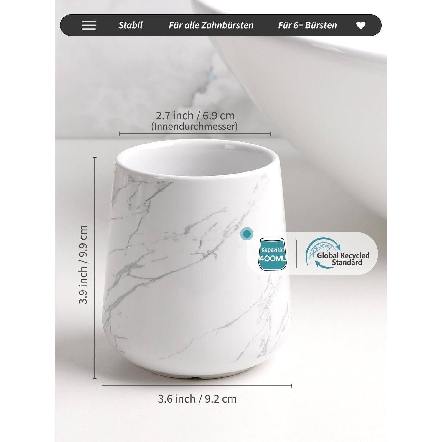 Zahnbürstenbecher mit weißem Marmormuster und beschrifteten Abmessungen von 3,9 Zoll Höhe, 3,6 Zoll Breite, 2,7 Zoll Innendurchmesser, sowie Badges für 400 ml und Global Recycled Standard.
