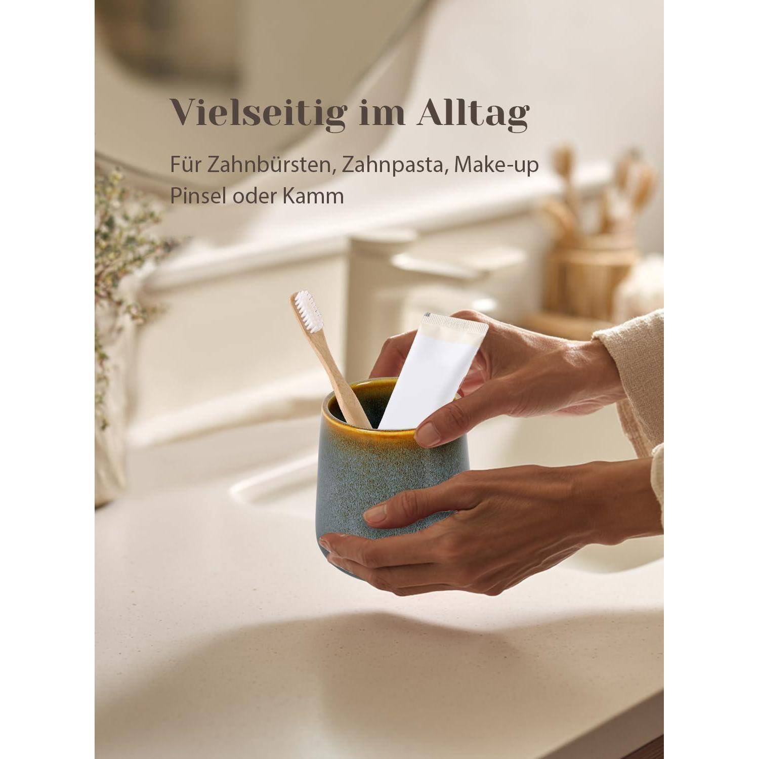 Hände halten einen blauen Becher neben einem Badezimmerspüle, mit Zahnbürste und Zahnpasta darin. Der Text lautet „Vielseitig im Alltag