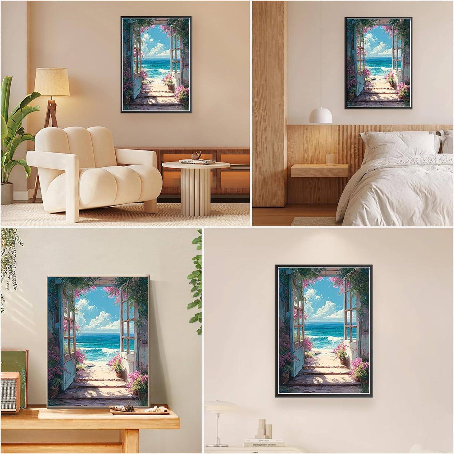 Vier Innenraum-Mockups zeigen dasselbe gerahmte Gemälde mit einer Strandhaus-Türöffnung über einem Sofa, Bett oder Schreibtisch und demonstrieren, wie das Kunstwerk in verschiedenen Dekorsettings aussieht.