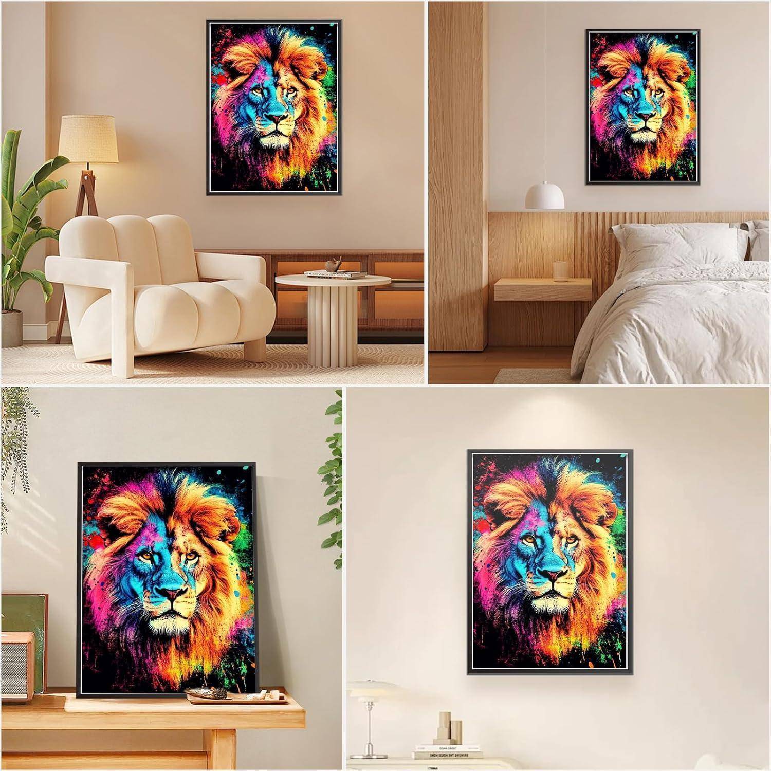 Bunte Löwen-Wandkunst, die in vier modernen Innenraumgestaltungen präsentiert wird, darunter ein Wohnzimmer, ein Schlafzimmer und minimalistische Räume.