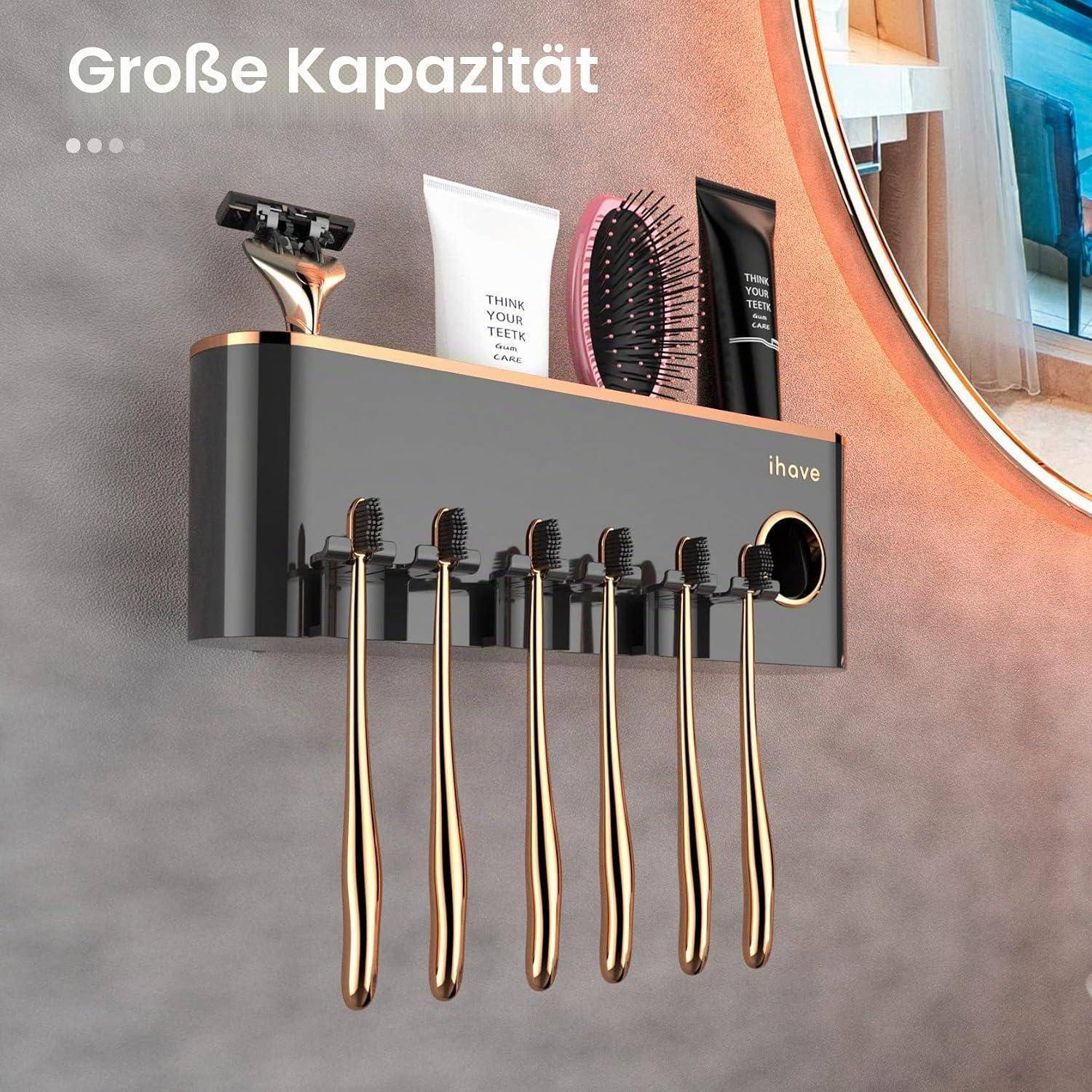 Wandmontierter Badezimmerorganizer mit fünf Zahnbürsten, einem Rasierer, Zahnpasta und einer Haarbürste; beschriftet mit „Große Kapazität