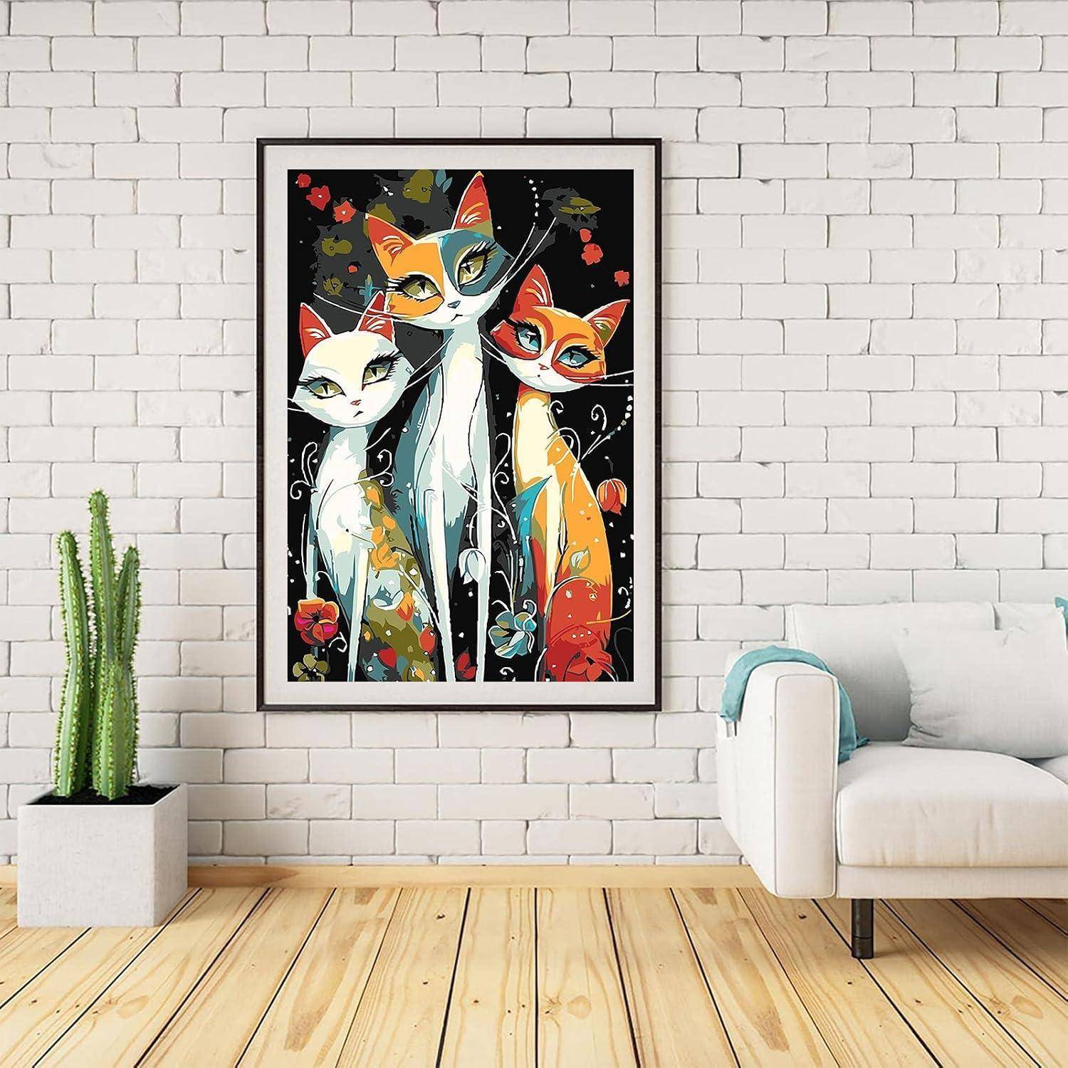 Gerahmtes buntes Katzenbild an einer weißen Backsteinwand über einem Sofa in einem minimalistischen Wohnzimmer, mit einem Topfkaktus und Holzboden.
