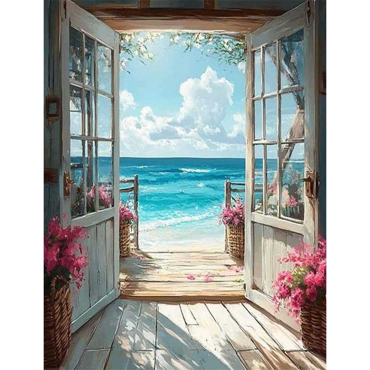 Offene weiße Doppeltüren eines Strandhauses geben den Blick auf eine sonnige Meeresaussicht frei, mit Holzterrasse, rosa Blüten in Körben und blauem Himmel mit Wolken.
