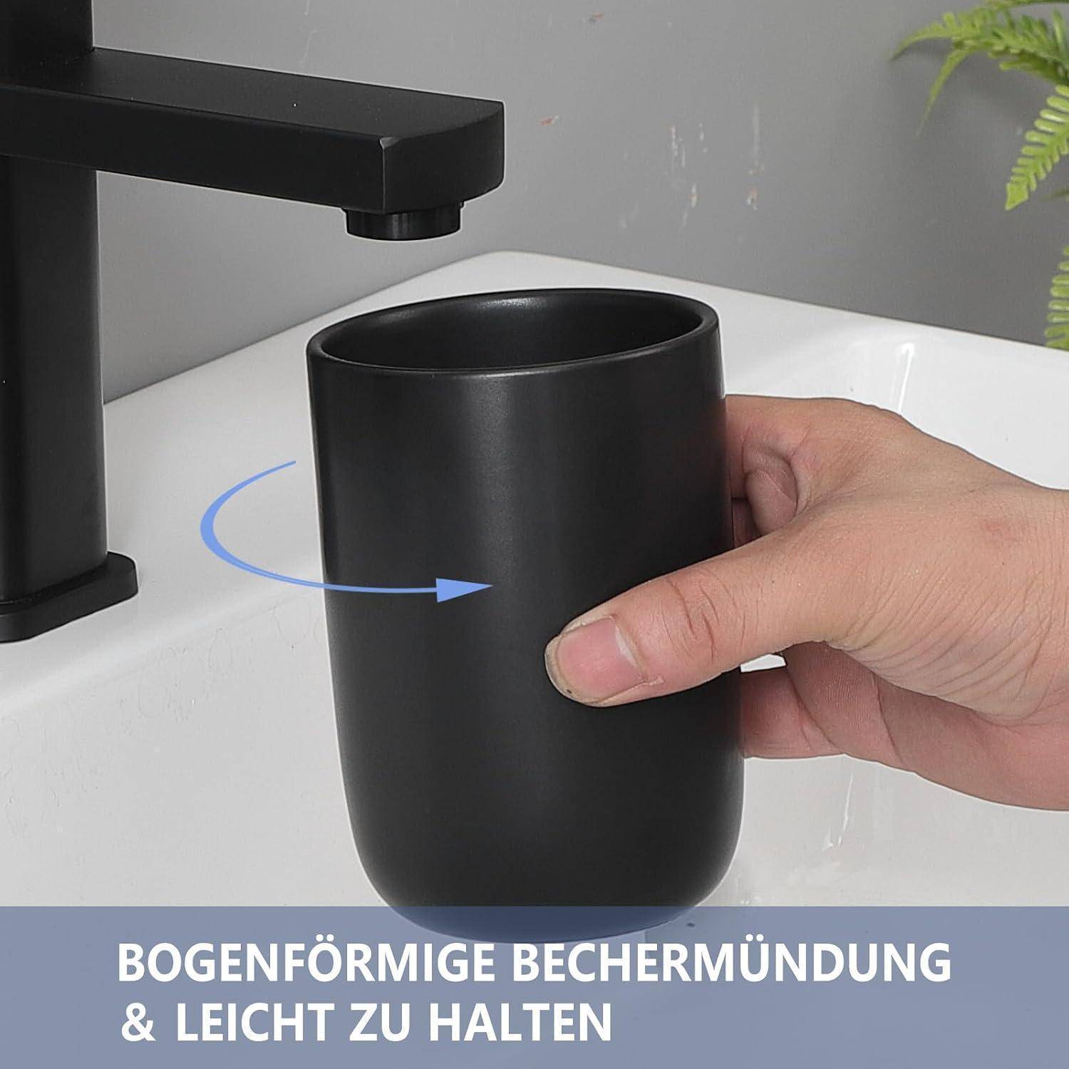 Hand hält einen matten schwarzen Becher unter einem Wasserhahn, mit Text, der besagt „Bogenförmige Bechermündung & leicht zu halten