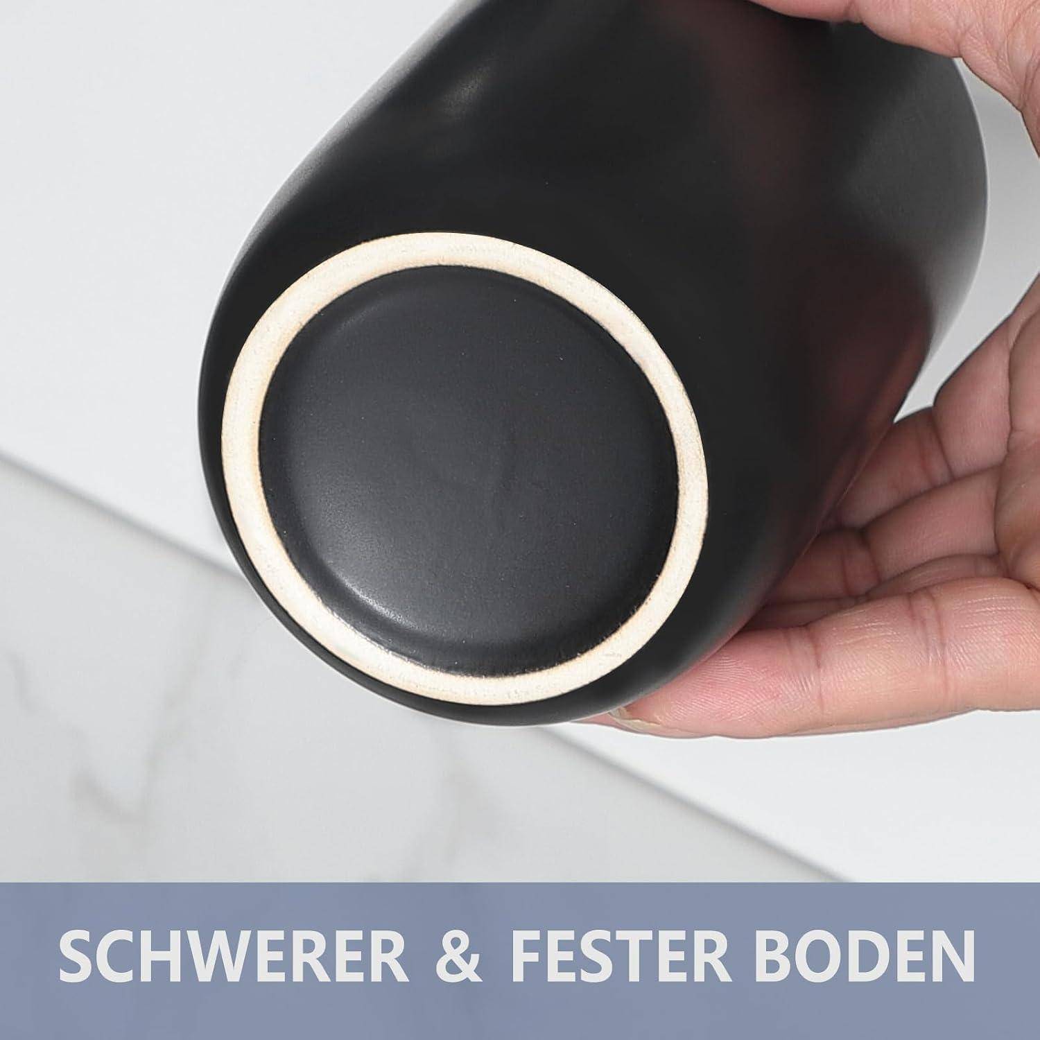 Nahaufnahme einer schwarzen Flasche oder eines Behälterbodens, der in einer Hand gehalten wird, mit der Aufschrift „SCHWERER & FESTER BODEN