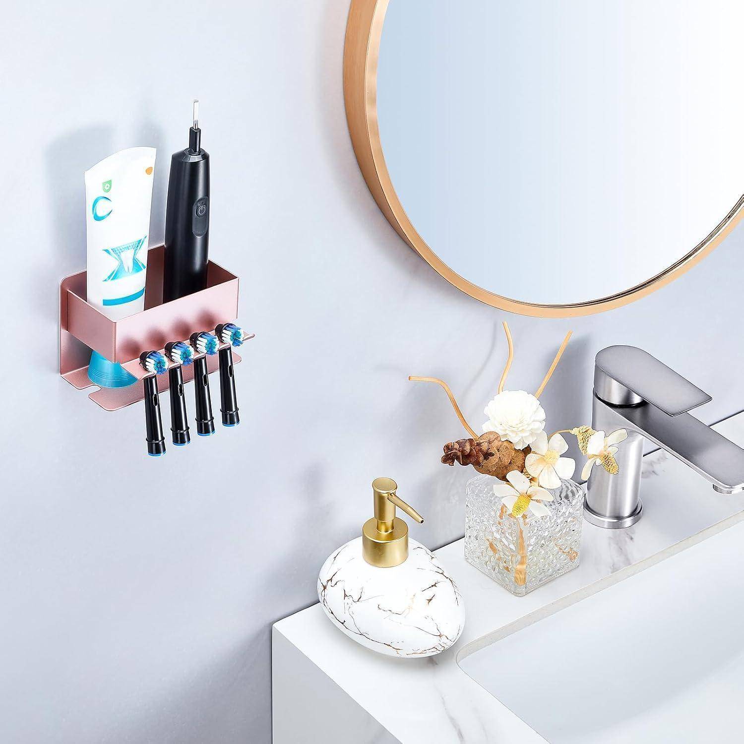 Badezimmerspüle mit an der Wand befestigtem Organizer, der Zahnpasta, elektrische Zahnbürste und Rasierer hält, plus Seifenspender, Dekoration und runder Spiegel
