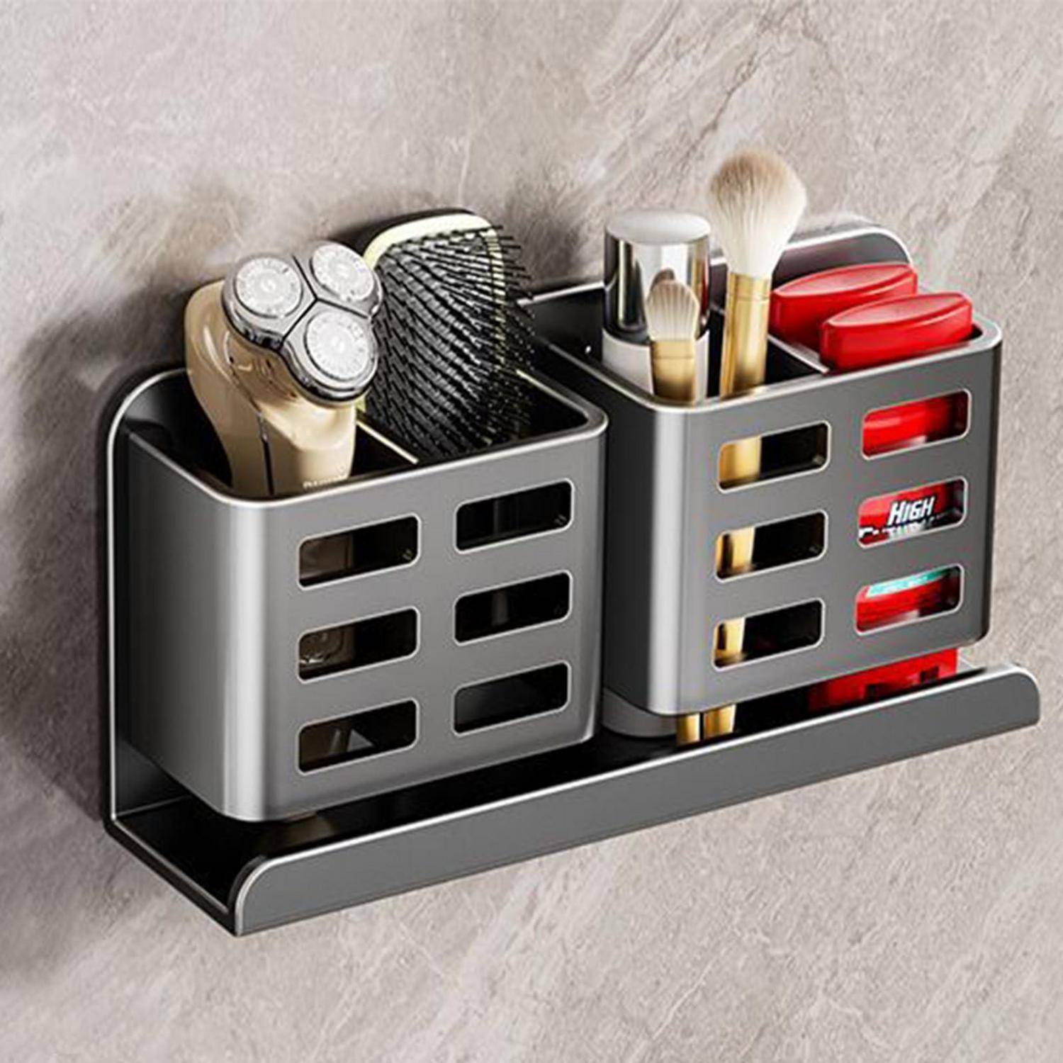 An der Wand montierter Badezimmer-Organizer mit elektrischem Rasierer, Bürste, Make-up-Pinseln und roten Pflegeprodukten in zwei Metallbehältern