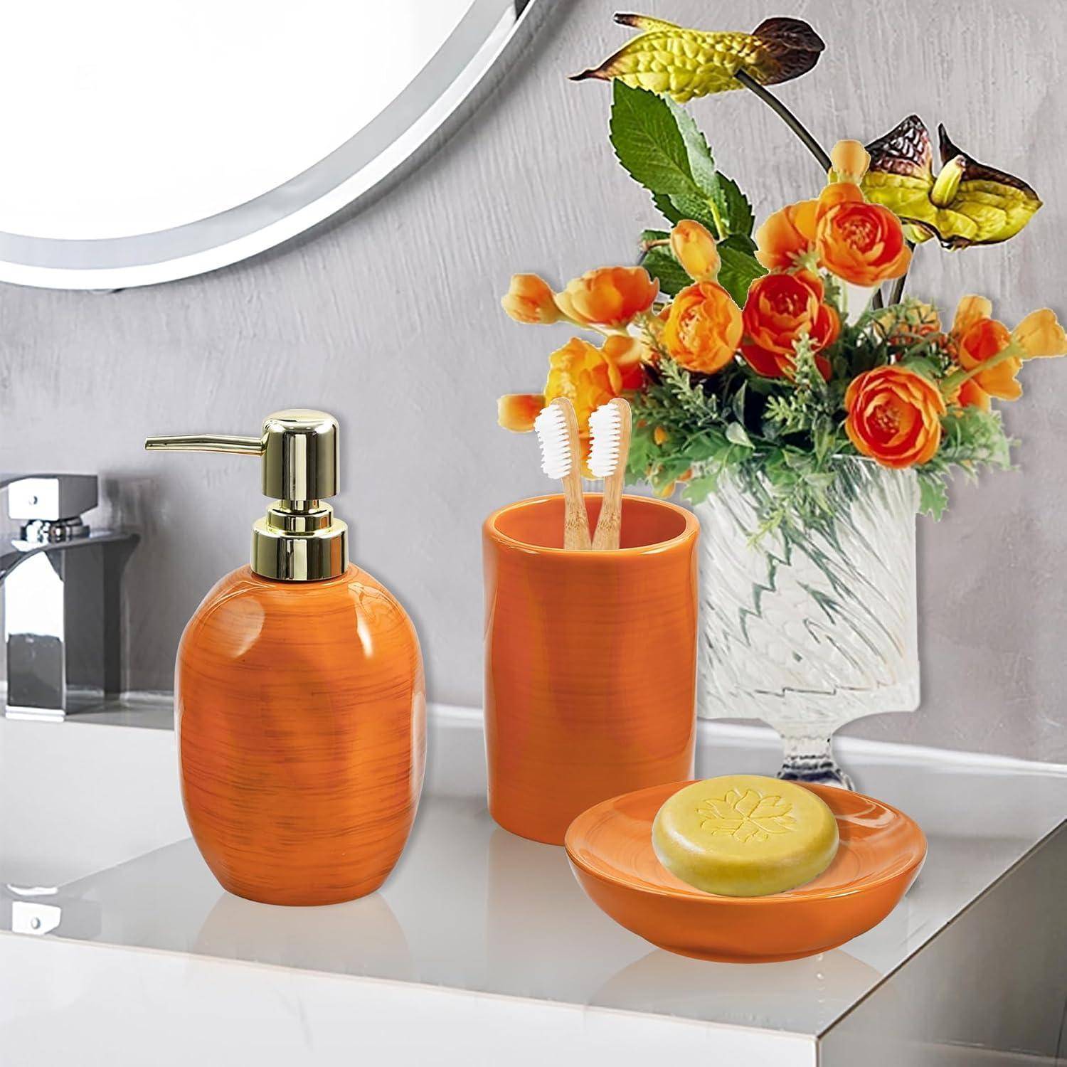 Badezimmerwaschbecken mit orangefarbener Holzmaserung-Seifenspender, Zahnbürscher, Seifenschale und Vase mit orangefarbenen Blumen neben einem Spiegel
