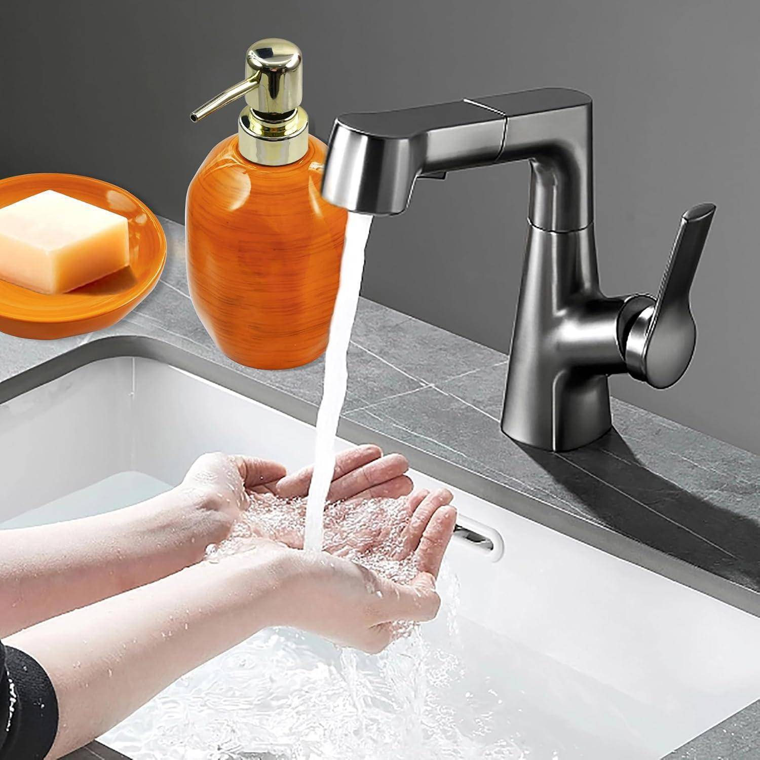 Hände werden unter fließendem Wasser in einem Waschbecken mit einem modernen schwarzen Wasserhahn, einem Seifenspender und einer Seifenschale in der Nähe gewaschen.