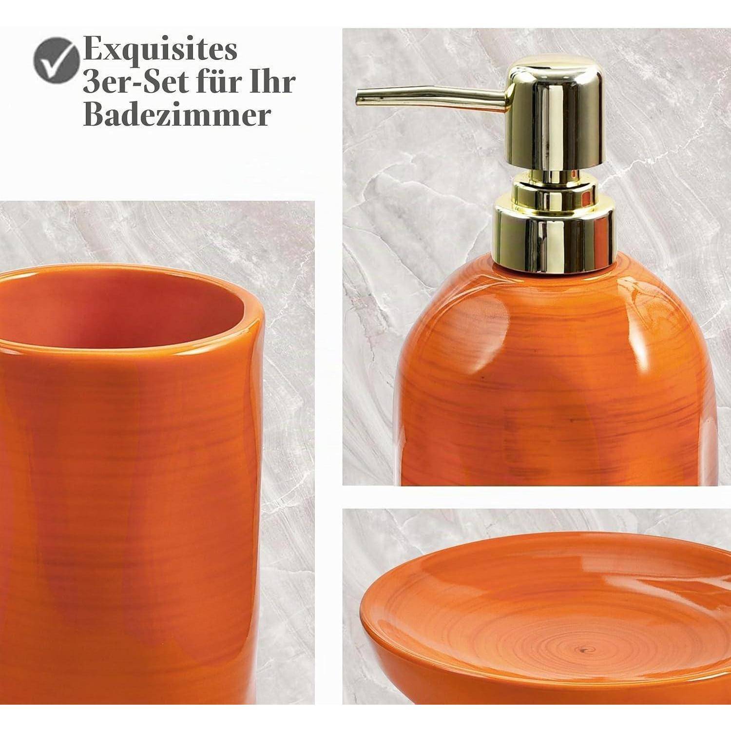 Dreiteiliges orangefarbenes Badezimmerset in Nahaufnahme: Zahnbürstenbecher, Seifenspender und Seifenschale. Der Text lautet: 