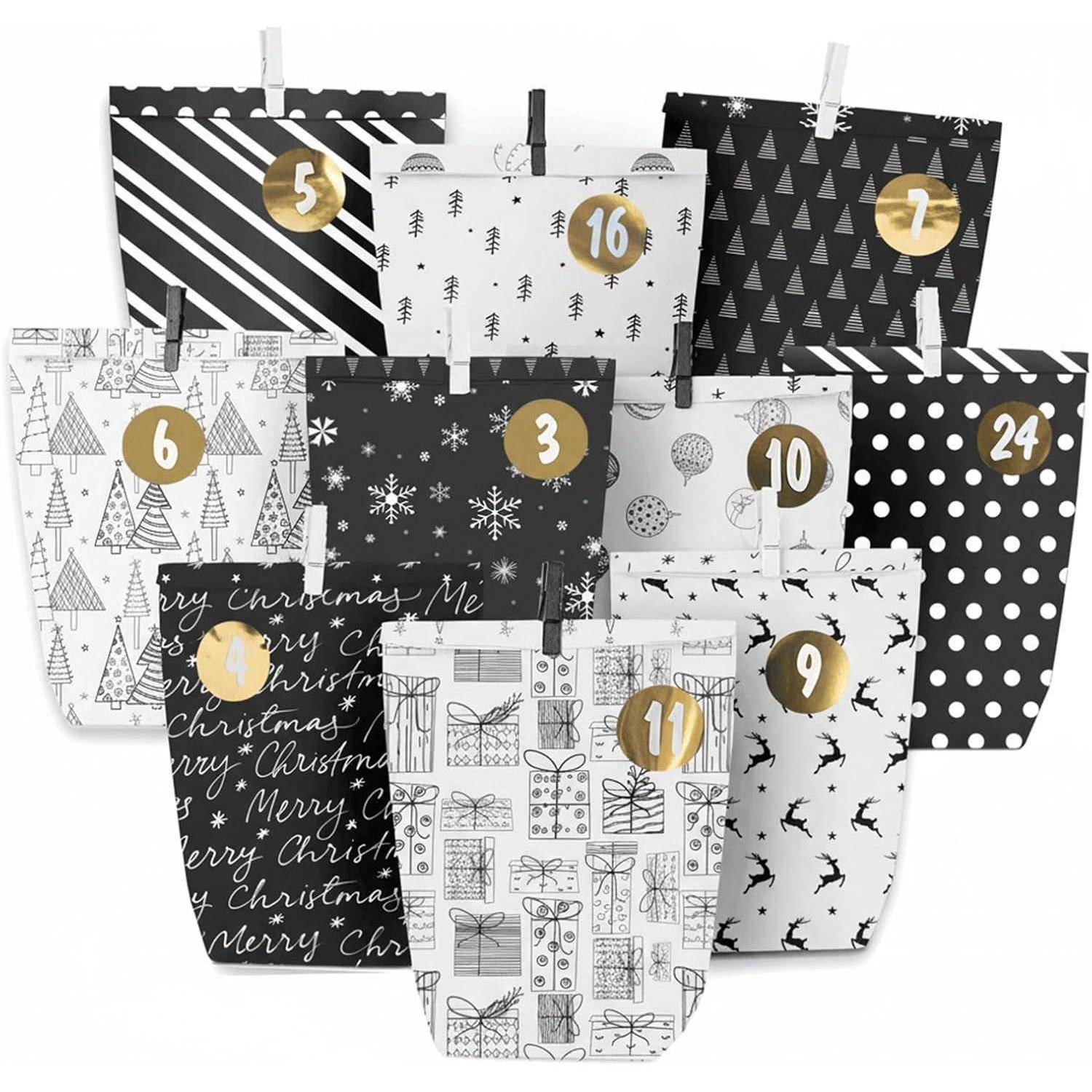 Assortierte schwarz-weiß und graue Adventskalender-Geschenktüten und -Boxen, die zusammengeclippt sind, jede mit goldfarbenen nummerierten Kreisen von 3 bis 24 gekennzeichnet.
