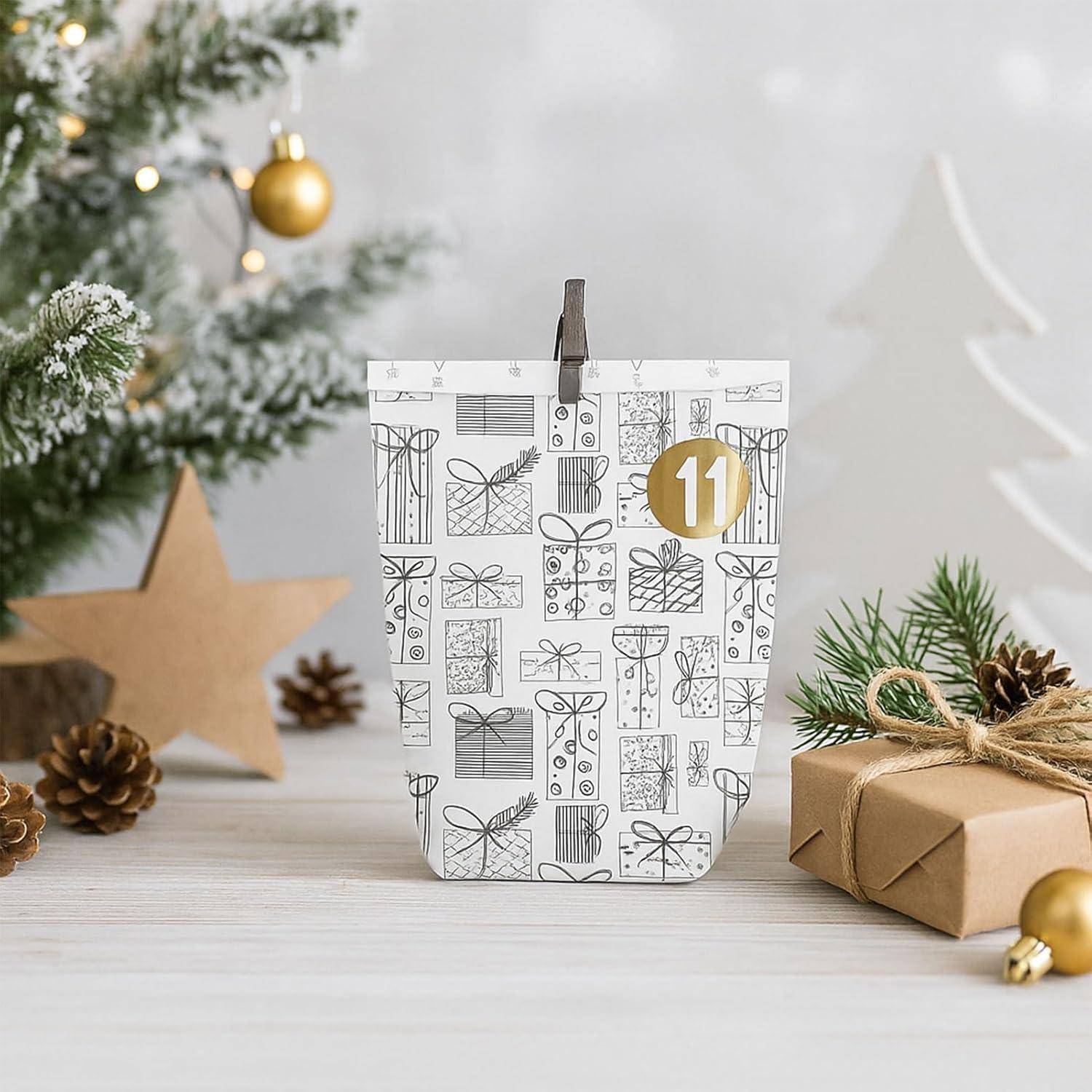 Nummerierte Adventskalenderbox mit Geschenkmuster, platziert zwischen Weihnachtsdeko und eingepackten Geschenken auf einer Tischplatte.