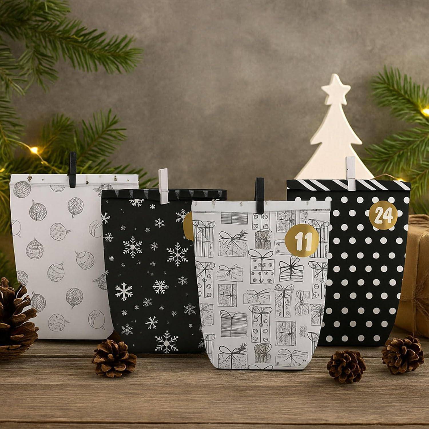 Vier Weihnachtsgeschenktüten mit Wäscheklammern und nummerierten Etiketten, angeordnet auf einem Holztisch mit Kiefernzweigen und Tannenzapfen, einschließlich einer baumförmigen Dekoration dahinter.