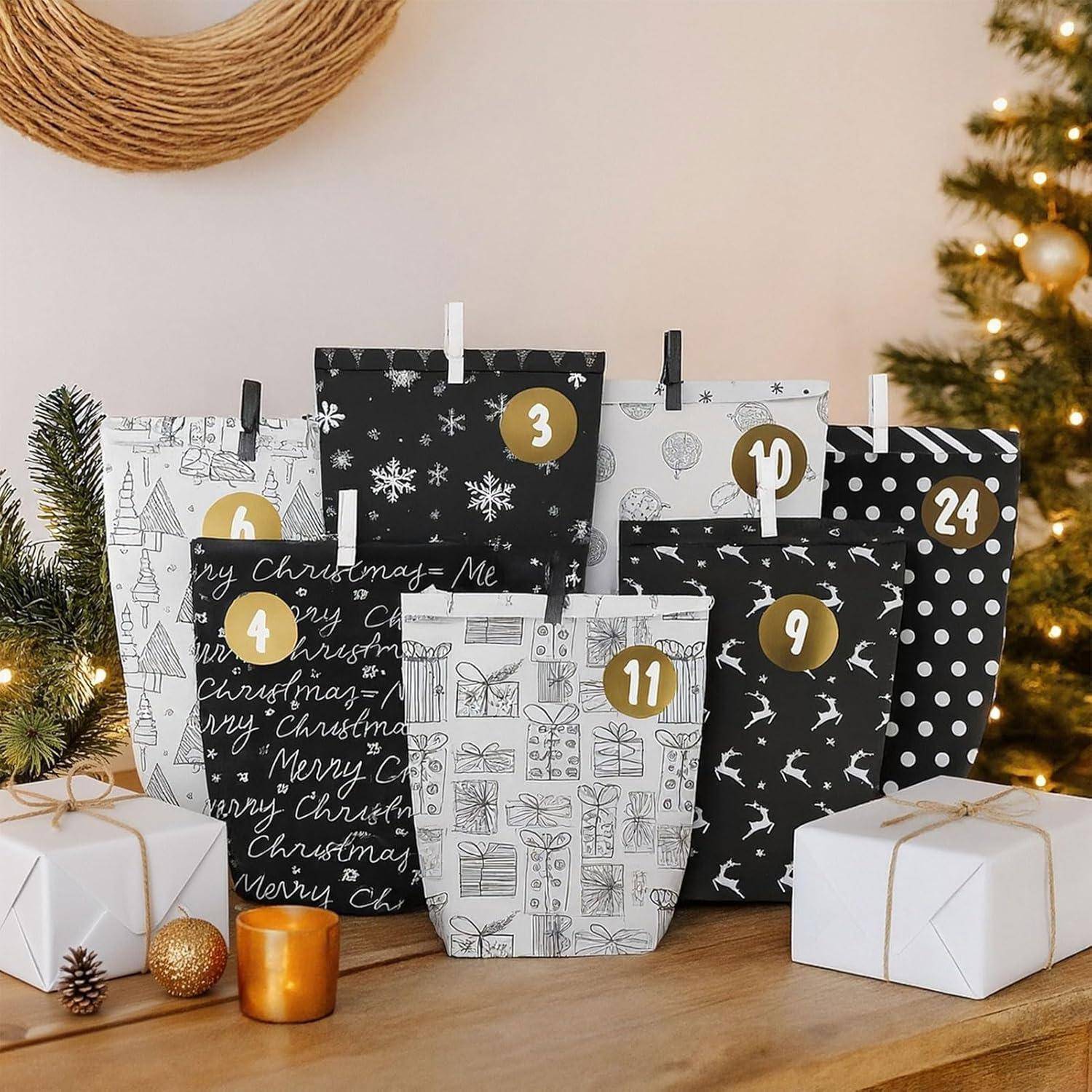 Weihnachts-Adventskalender-Geschenktüten mit den Nummern 3, 4, 6, 9, 10, 11 und 24, die auf einem Tisch mit kleinen verpackten Geschenken und Weihnachtsdekoration ausgestellt sind.