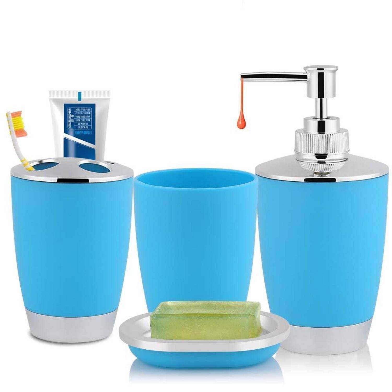 Blaues Badezimmer-Accessoire-Set mit zwei Bechern, Seifenspender, Zahnbürstenhalter und Seifenschale auf weißem Hintergrund.