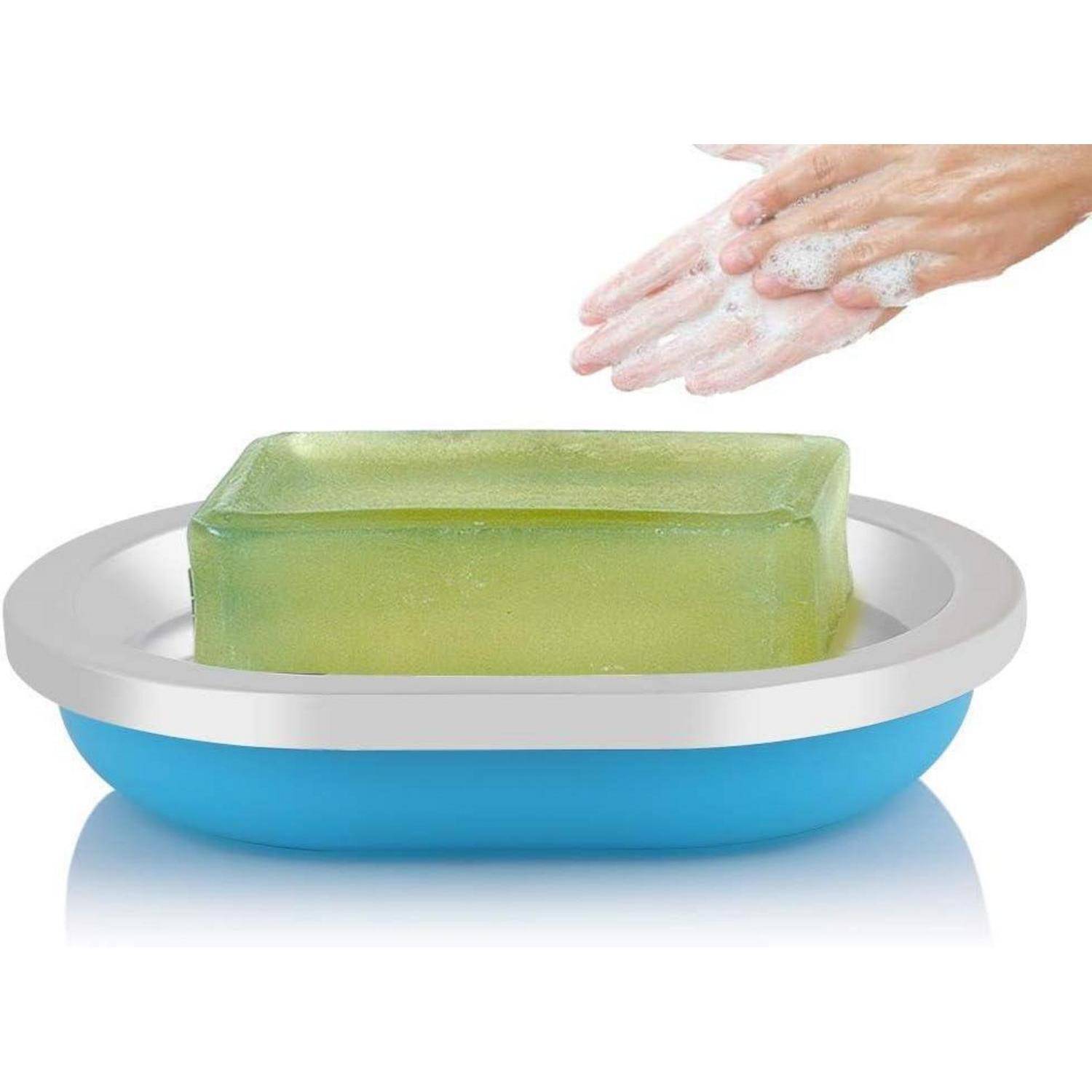 Hände, die einen Seifenriegel in einer blau-silbernen Seifenschale auf weißem Hintergrund einschäumen.