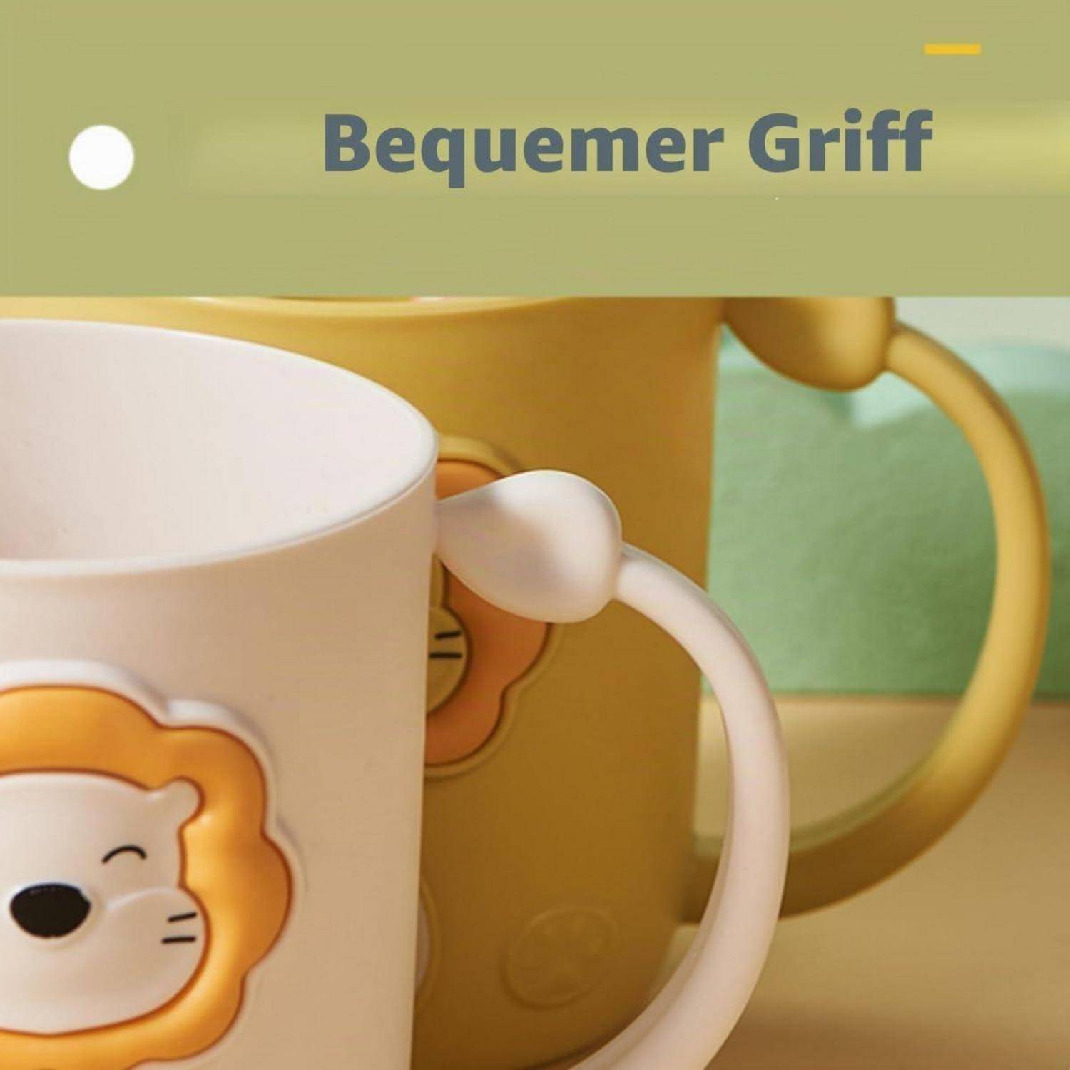 Zwei Cartoon-Löwen-Tassen werden gezeigt, wobei eine Tasse mit einem Löwenkopf-Griff hervorgehoben wird und der deutsche Text „Bequemer Griff